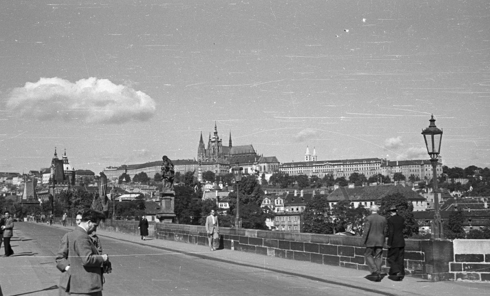 Károly híd, háttérben a Hradzsin. Fortepan 51187
