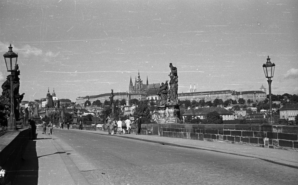 Károly híd, háttérben a Hradzsin. Fortepan 51188