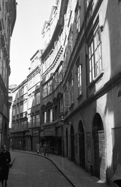 Karlová ulice az Liliová ulice felé nézve. Fortepan 51192