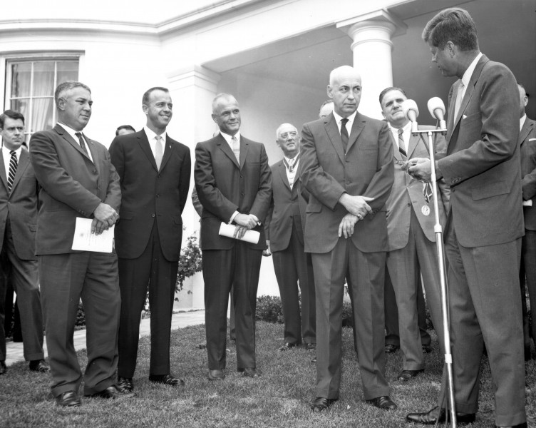 Kennedy Presents Award to Gilruth - GPN-2000-001681