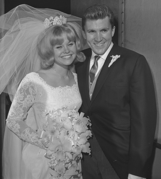 Lance Reventlow and actress Cheryl Holdridge wedding portrait, Calif., 1964