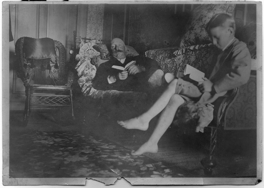 Members of the families (^) of John, Charles and Emma Dorrance. 1915 and earlier. - NARA - 283542