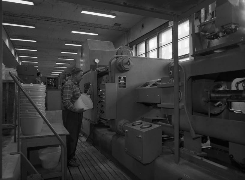 Muoviämpäreitä valmistetaan Sarviksella vuonna 1956. Kuva Veikko Kanninen, Vapriikin kuva-arkisto. (16248845027)