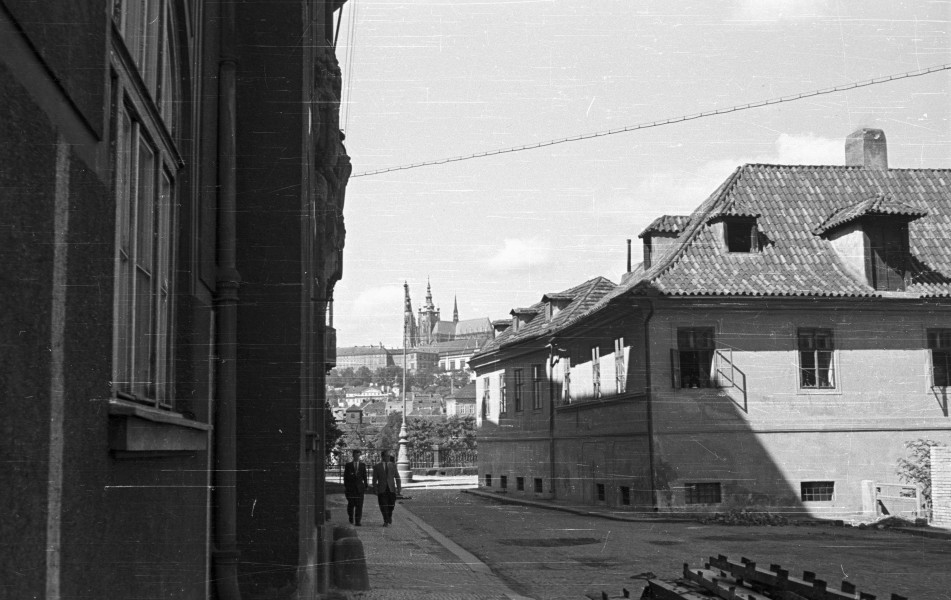 Platnérská ulice, háttérben a Hradzsin. Fortepan 51481