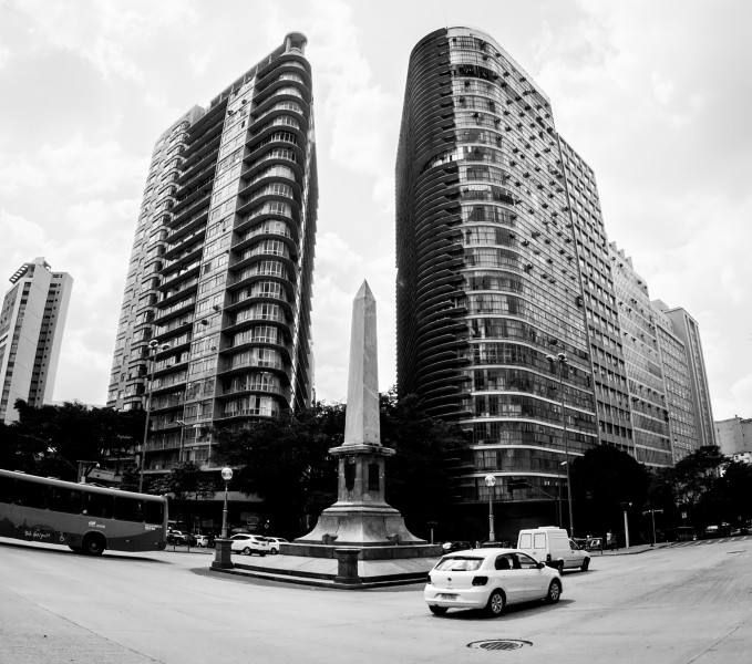 Praça Sete de Setembro e edifícios Helena Passing e sede do Banco Mineiro da Produção ao fundo, Belo Horizonte MG