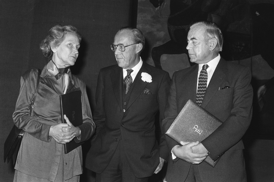 Prins Bernhard met dr. Marion Gravin Dönhoff (l) en dr. Fred Luchsinger (r)
