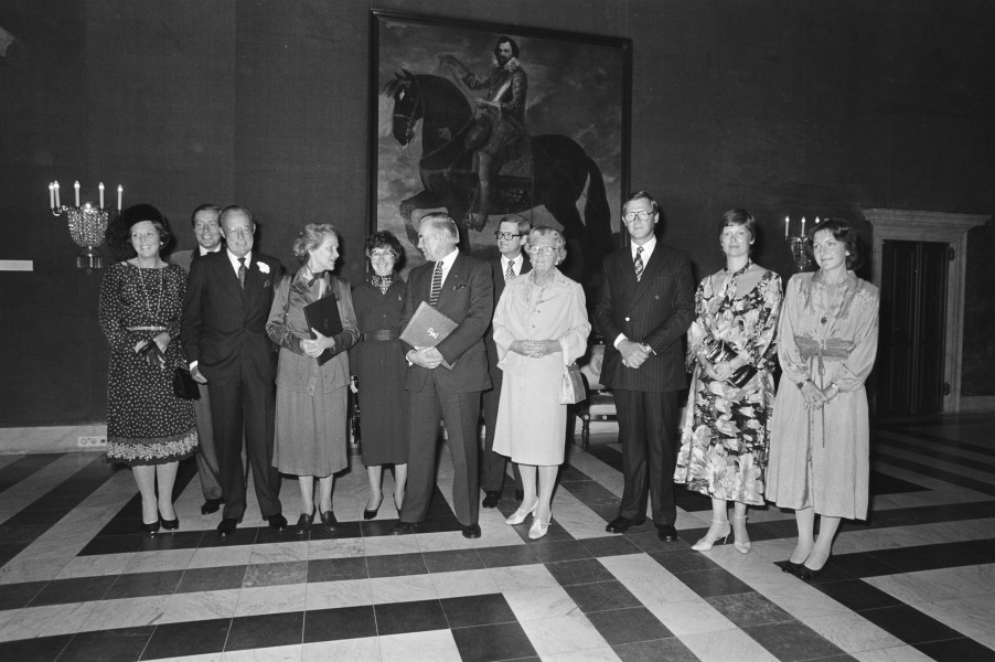 Prins Bernhard met dr. Marion Gravin Dönhoff, links naast de koningin dr. Fred Luchsinger, rechts naast haar dr. Hoetink (directeur van de Premium Erasmianum) . Verder links prinses- Beatrix en prins Claus