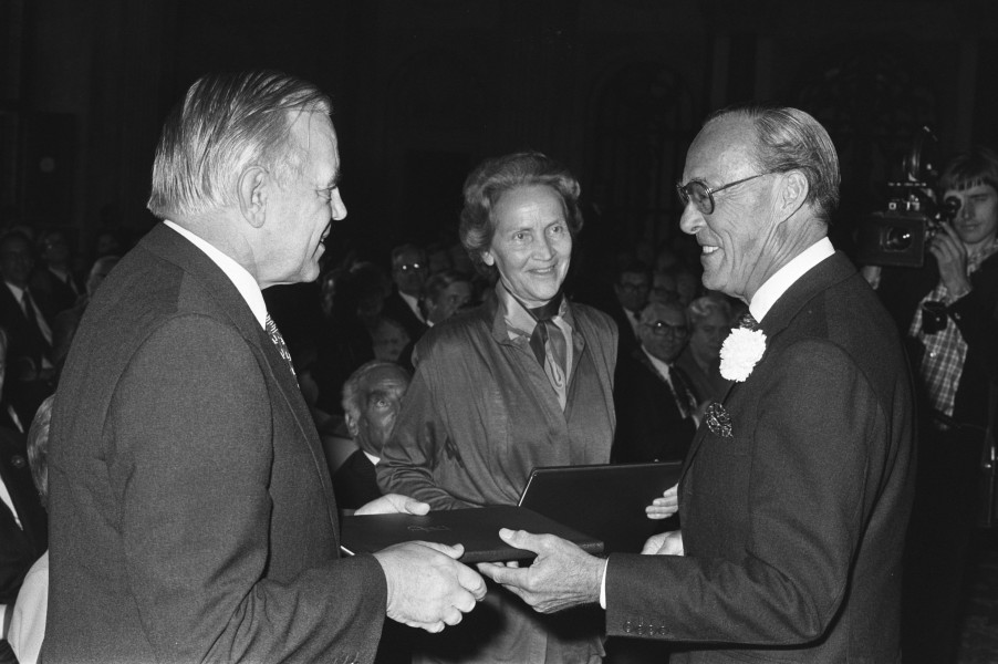 Prins Bernhard met dr. Marion Gravin Dönhoff (m) en dr. Fred Luchsinger (l)