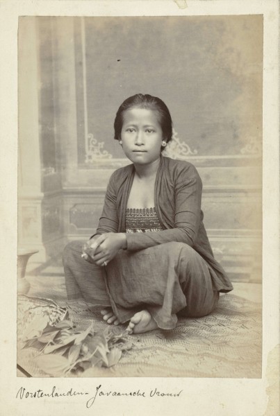 Studioportret van een zittende Javaanse vrouw, anoniem, 1850 - 1900 - Rijksmuseum