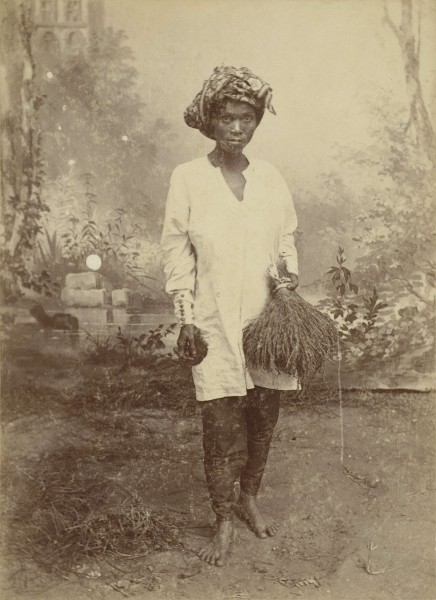 Studioportret van vrouw met paddi in haar hand, anoniem, 1870 - 1900 - Rijksmuseum