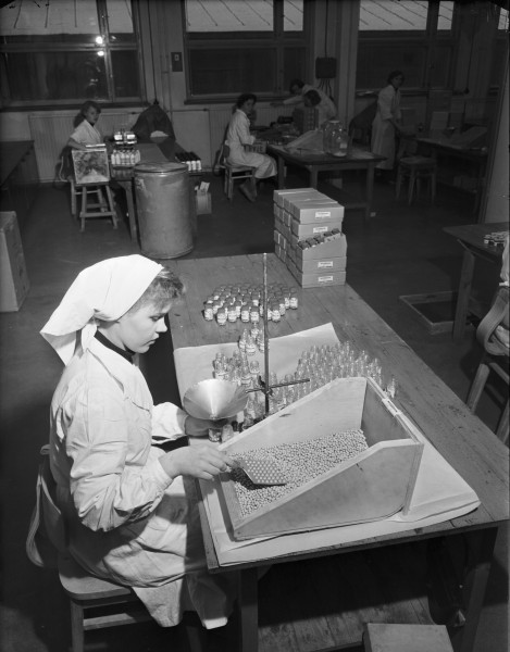 Sydänlääkkeen pakkausta lääketehdas Starilla vuonna 1953. Kuva Vapriikin kuva-arkisto. (16248845637)