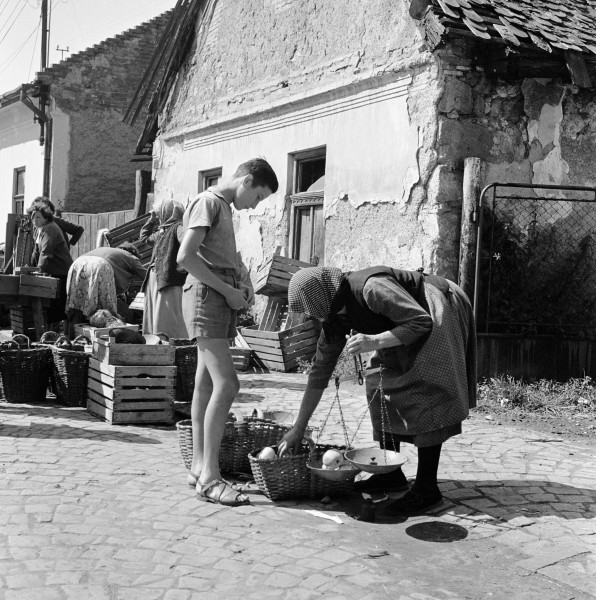 Ulica Trhova (Piac utca). Fortepan 53918