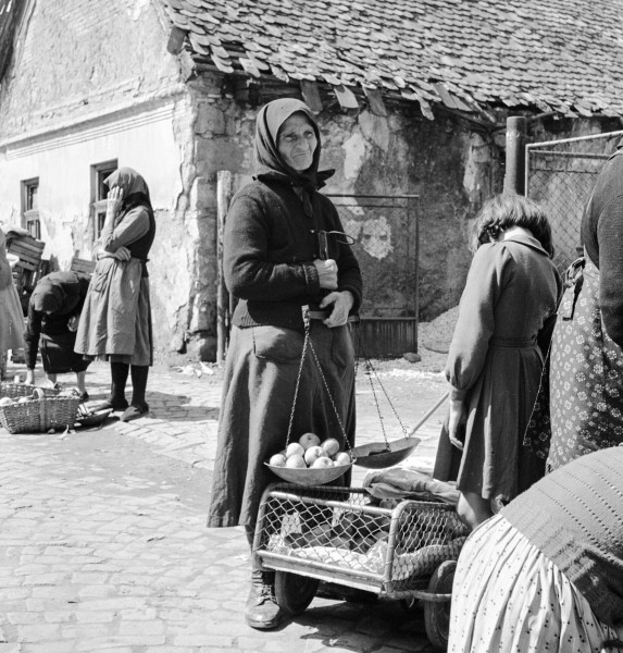 Ulica Trhova (Piac utca). Fortepan 53922