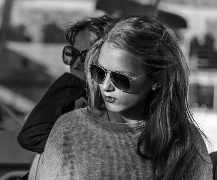 Une fille dans le Batobus, Paris août 2013