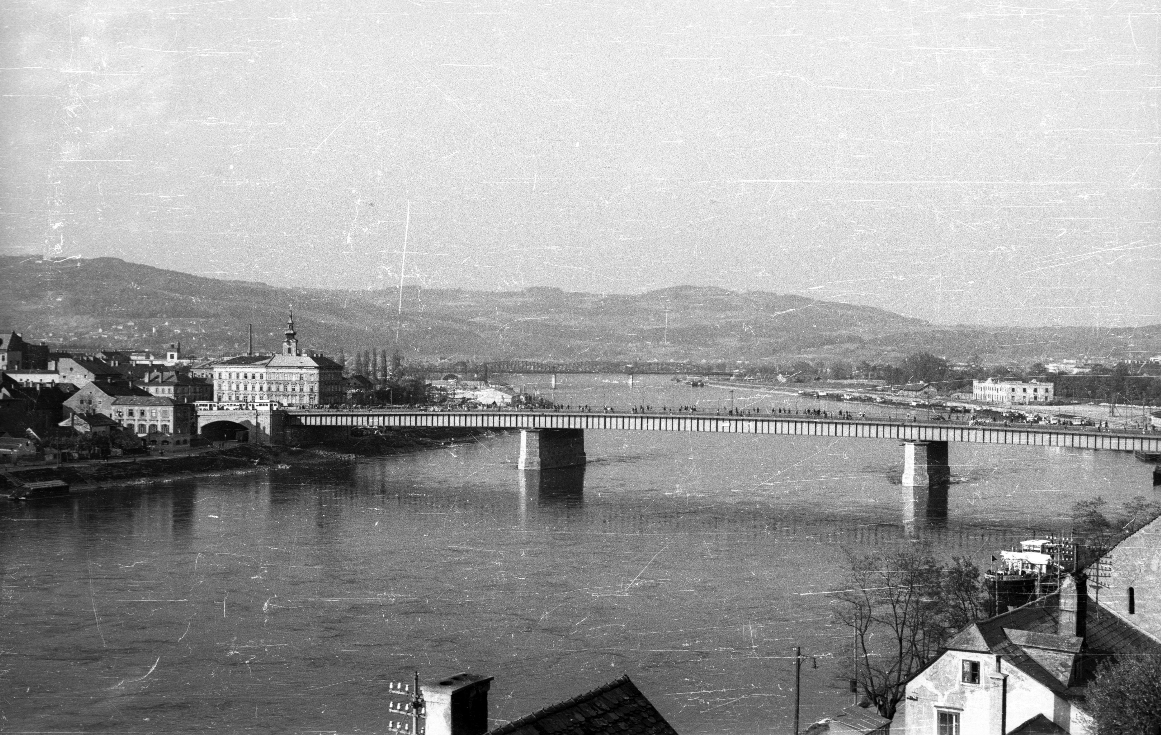 Látkép a Várkastélyból (Linzer Schloss). Előtérben a Nibelungenbrücke a Dunán, balra a Szent József plébániatemplom tornya. Fortepan 75159