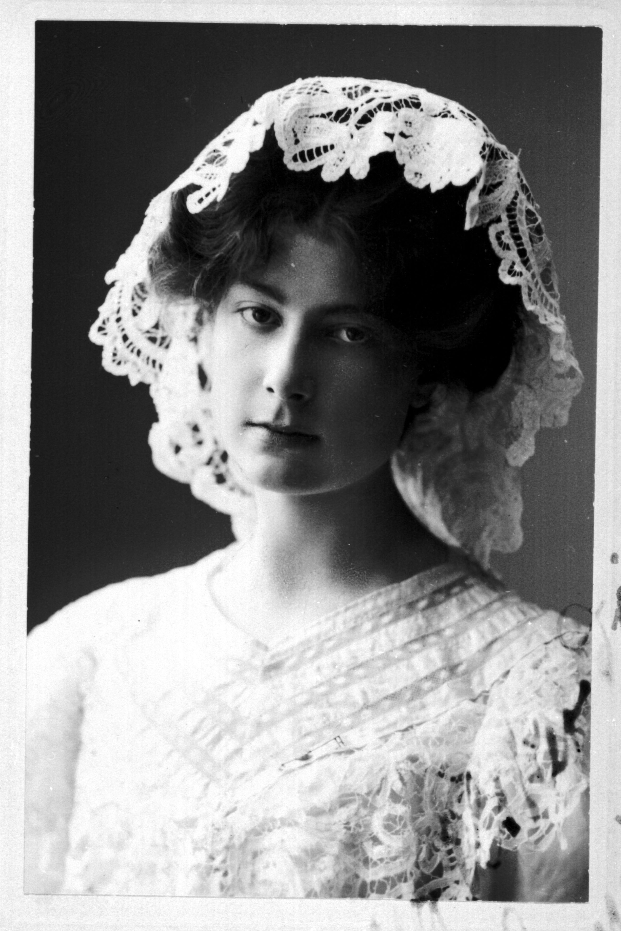 Young woman portrait (5444586043)