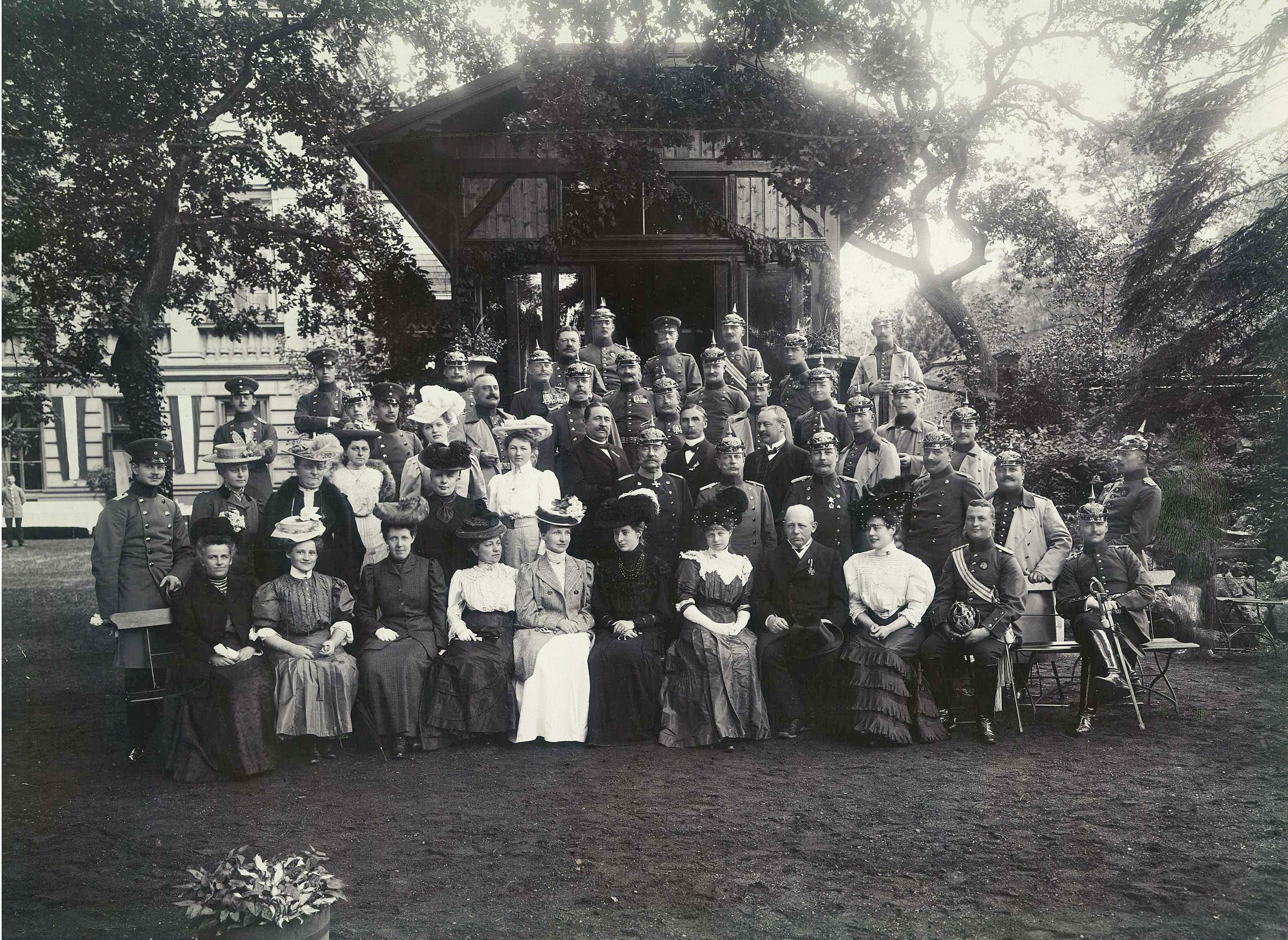 1900 circa Theodor Harder & Söhne, Celle, Gruppenbild-Fotografie in einem großen Garten mit Soldaten und Damen an unbekannten Ort, wohl in Celle