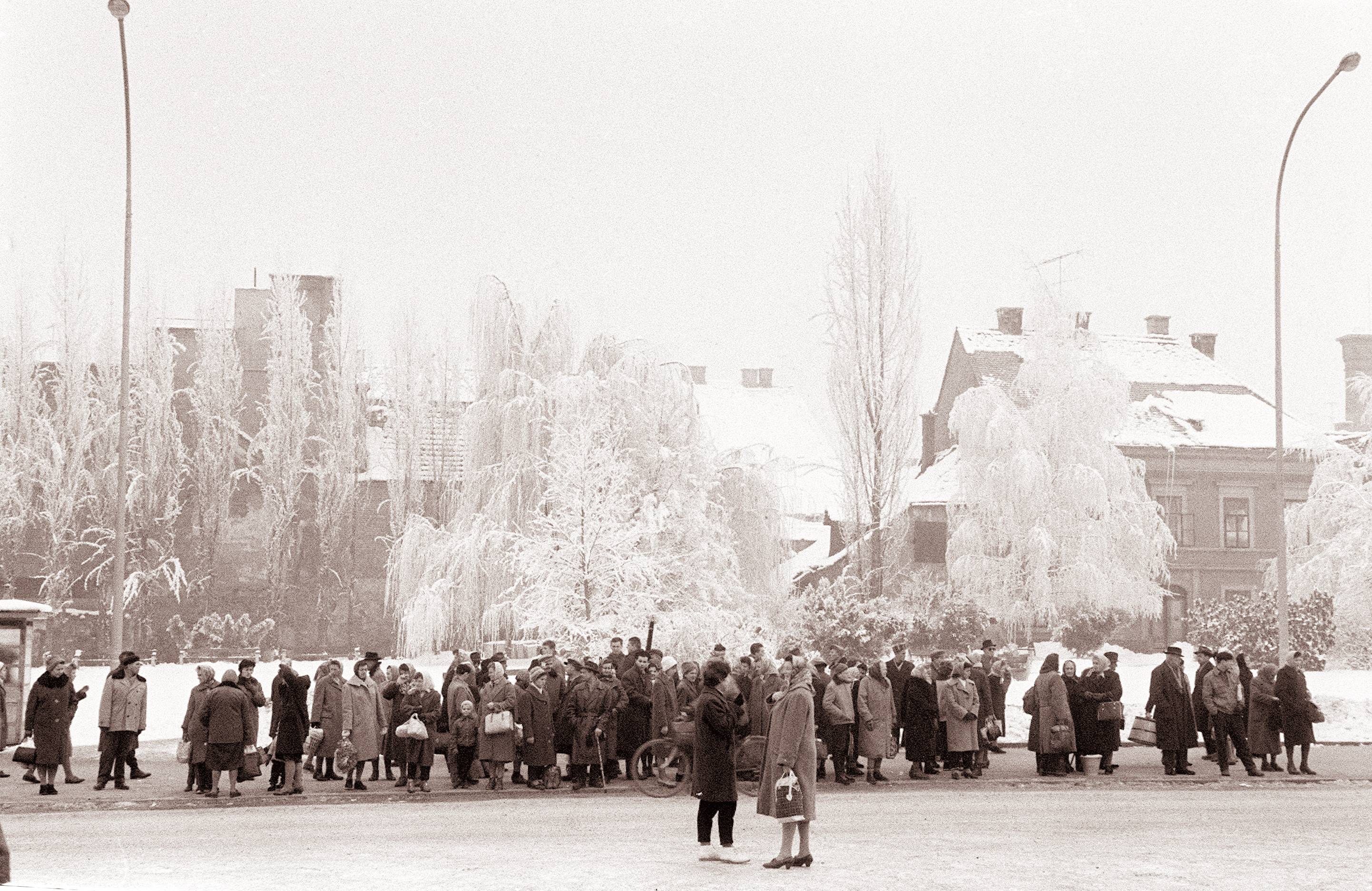 Čakanje na avtobus na Glavnem trgu 1962