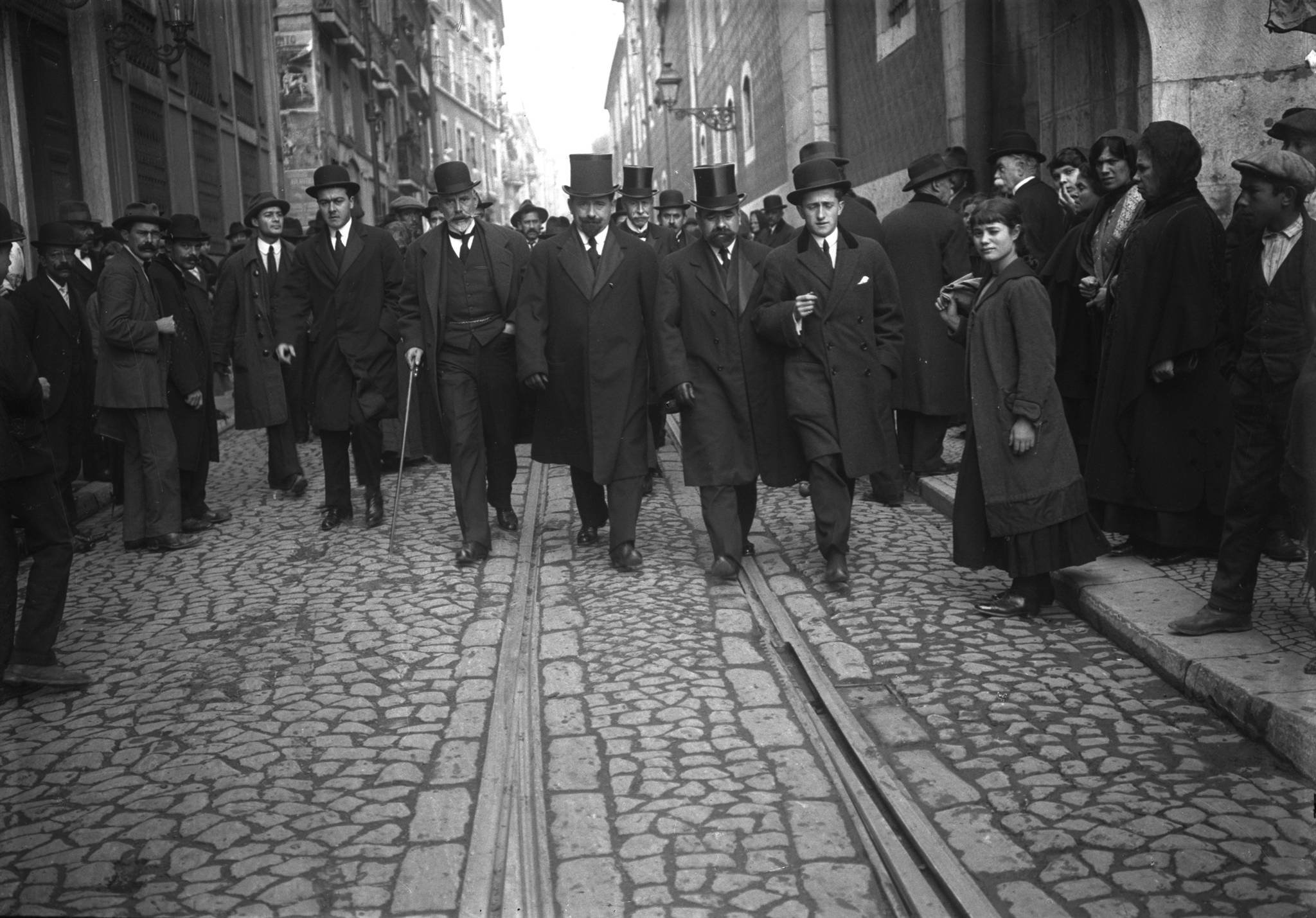 Afonso Costa no grupo dos portadores do protesto republicano às Cortes - 1906
