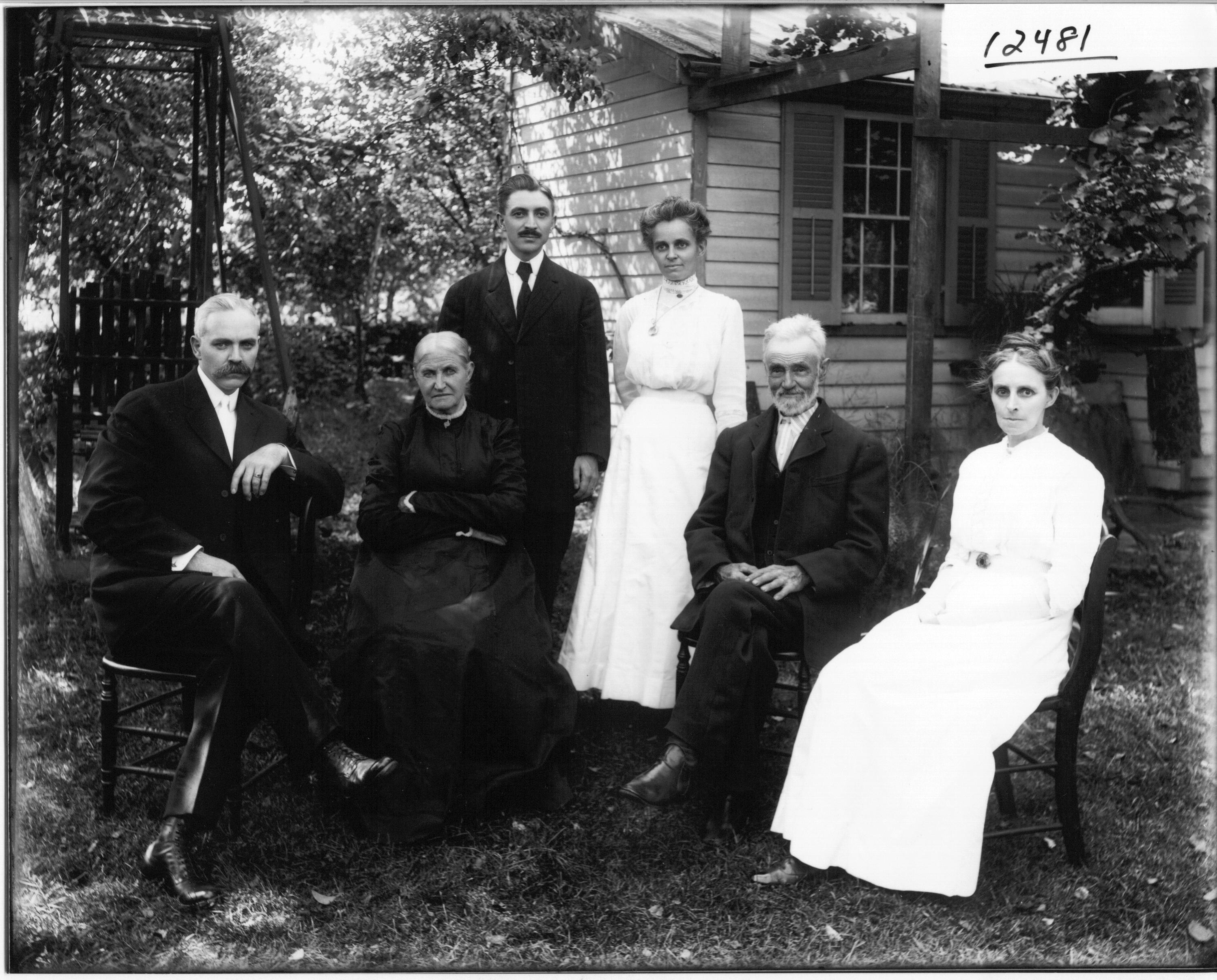 Alfred Garrod family in front of house 1913 (3191593744)