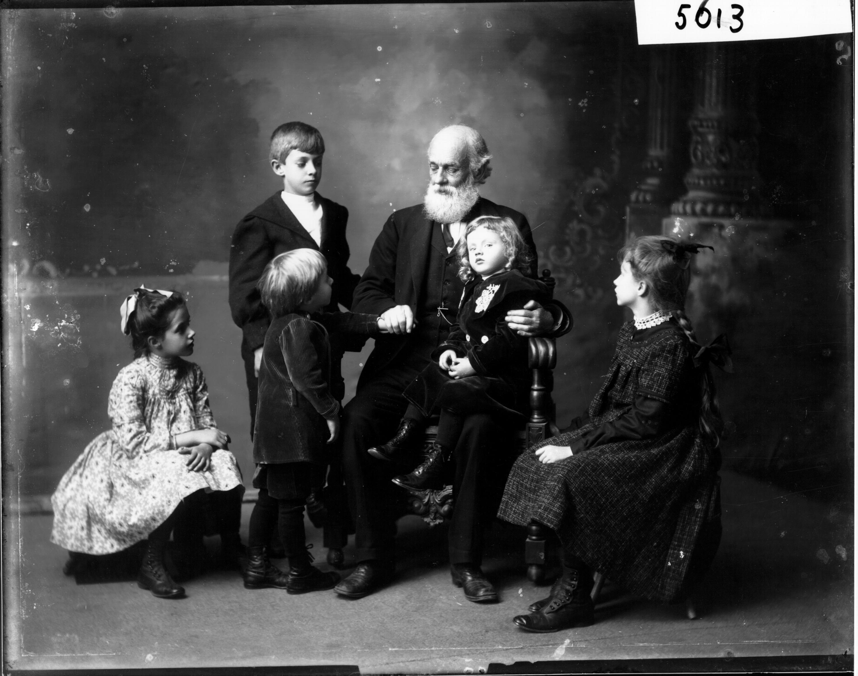 Andrew Dousa Hepburn with his grandchildren 1903 (3194642021)