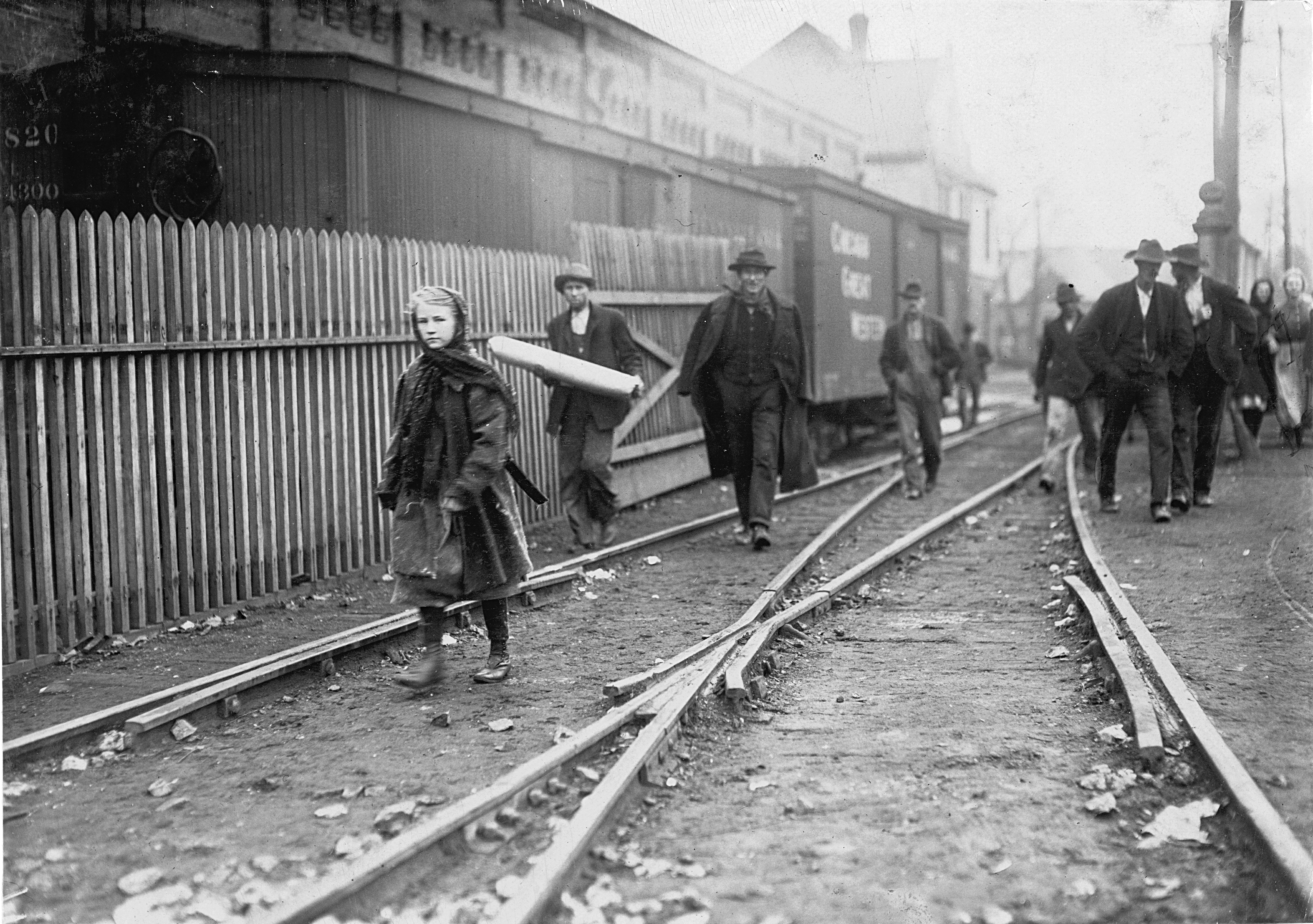 Brookside-cotton-mill-workers-hine-tn1