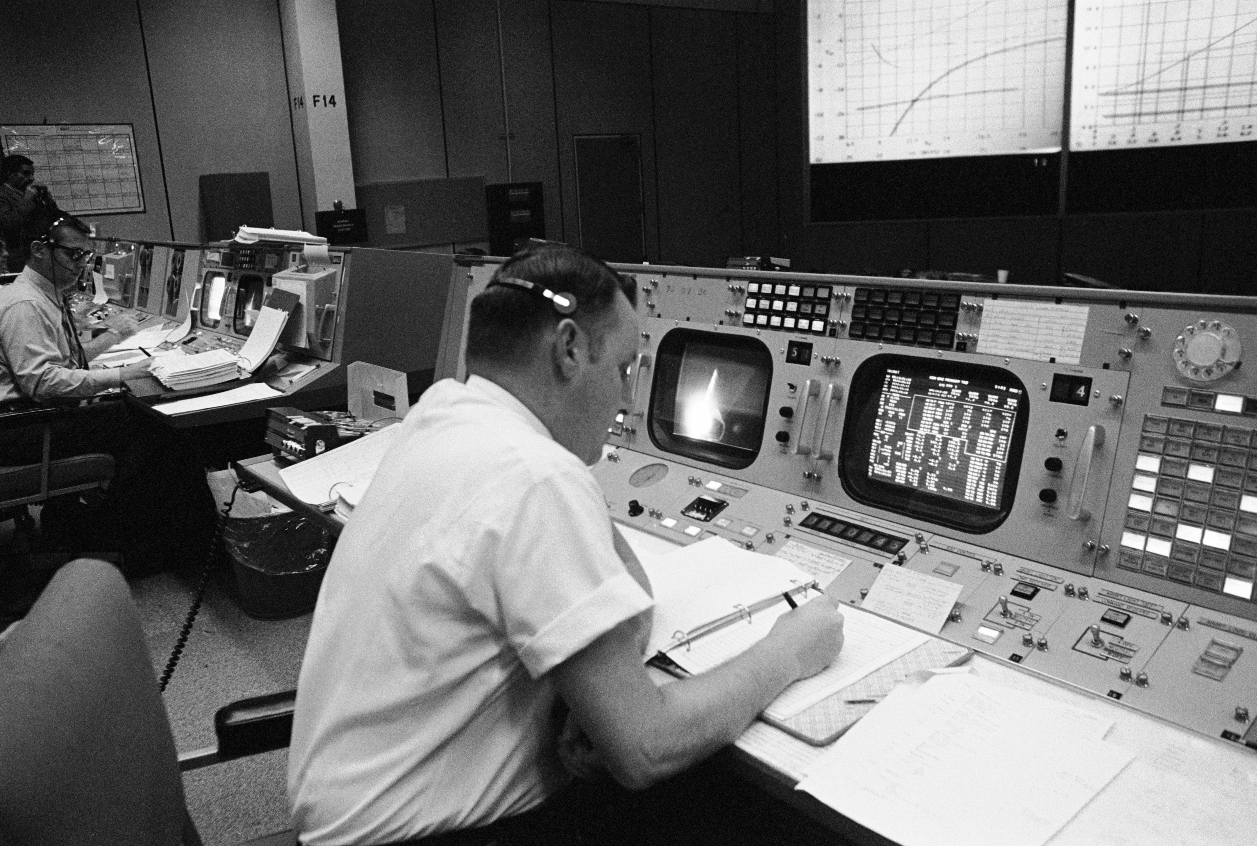 Cliff Charlesworth at his console during the Apollo 8 lunar mission, 21. December 1968