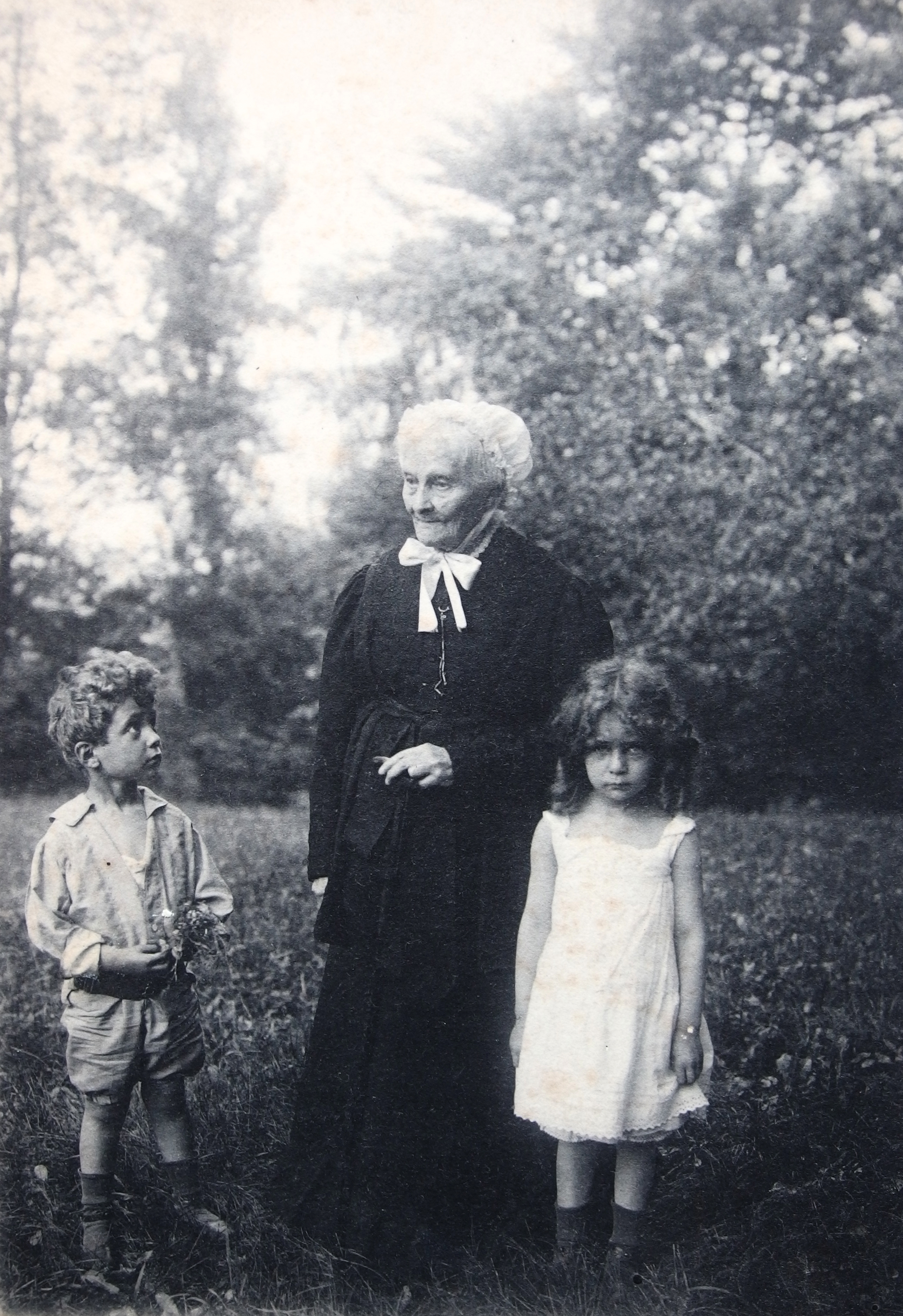 Elisabeth Grahl mit ihren Ururenkeln Alfred und Lissy Sohn-Rethel 1902