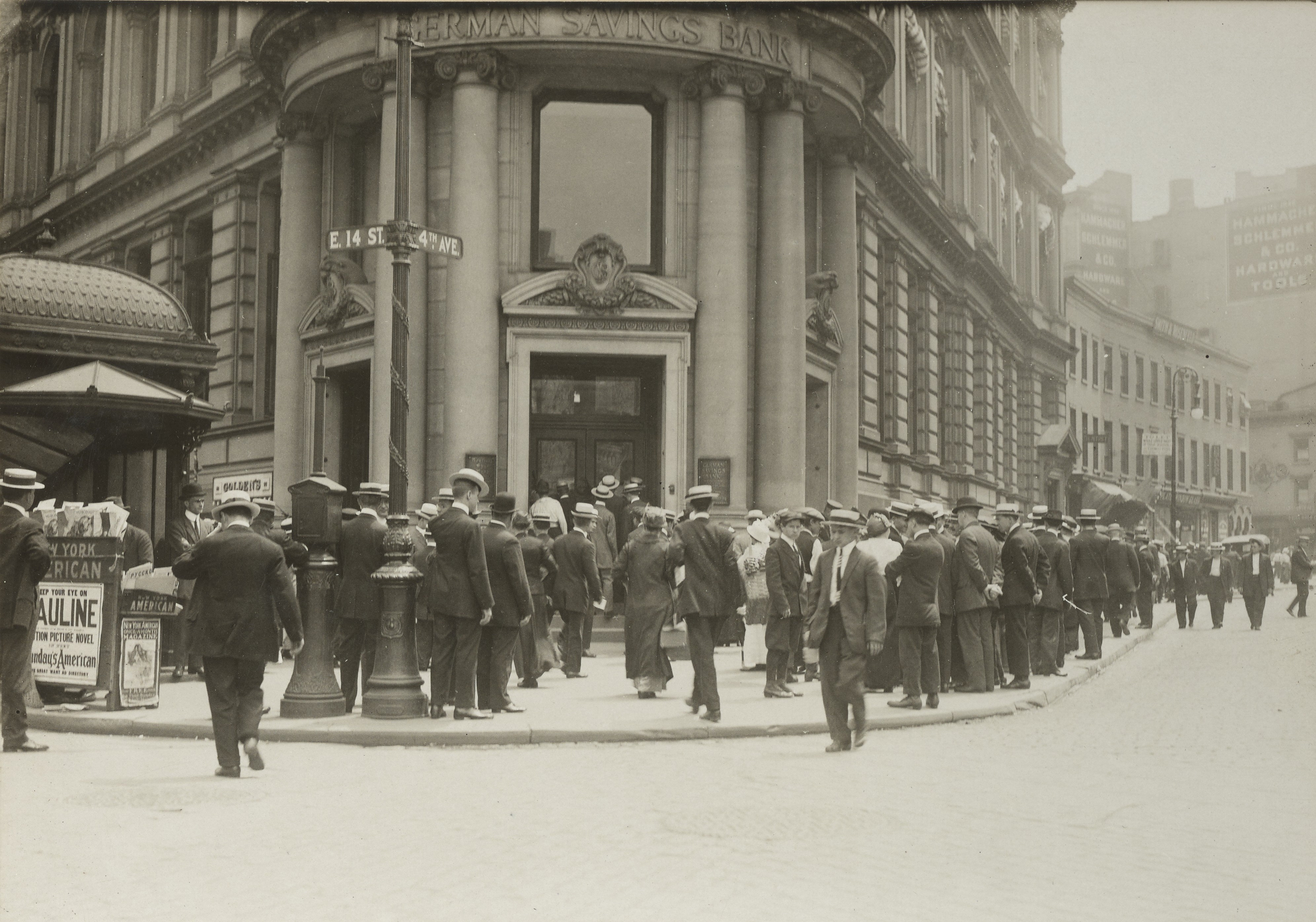 Enemy Activities - Miscellaneous - Depositors making a run on the German Savings Bank, New York, upon the outbreak of the war, August 1914 - NARA - 31480058 (cropped)