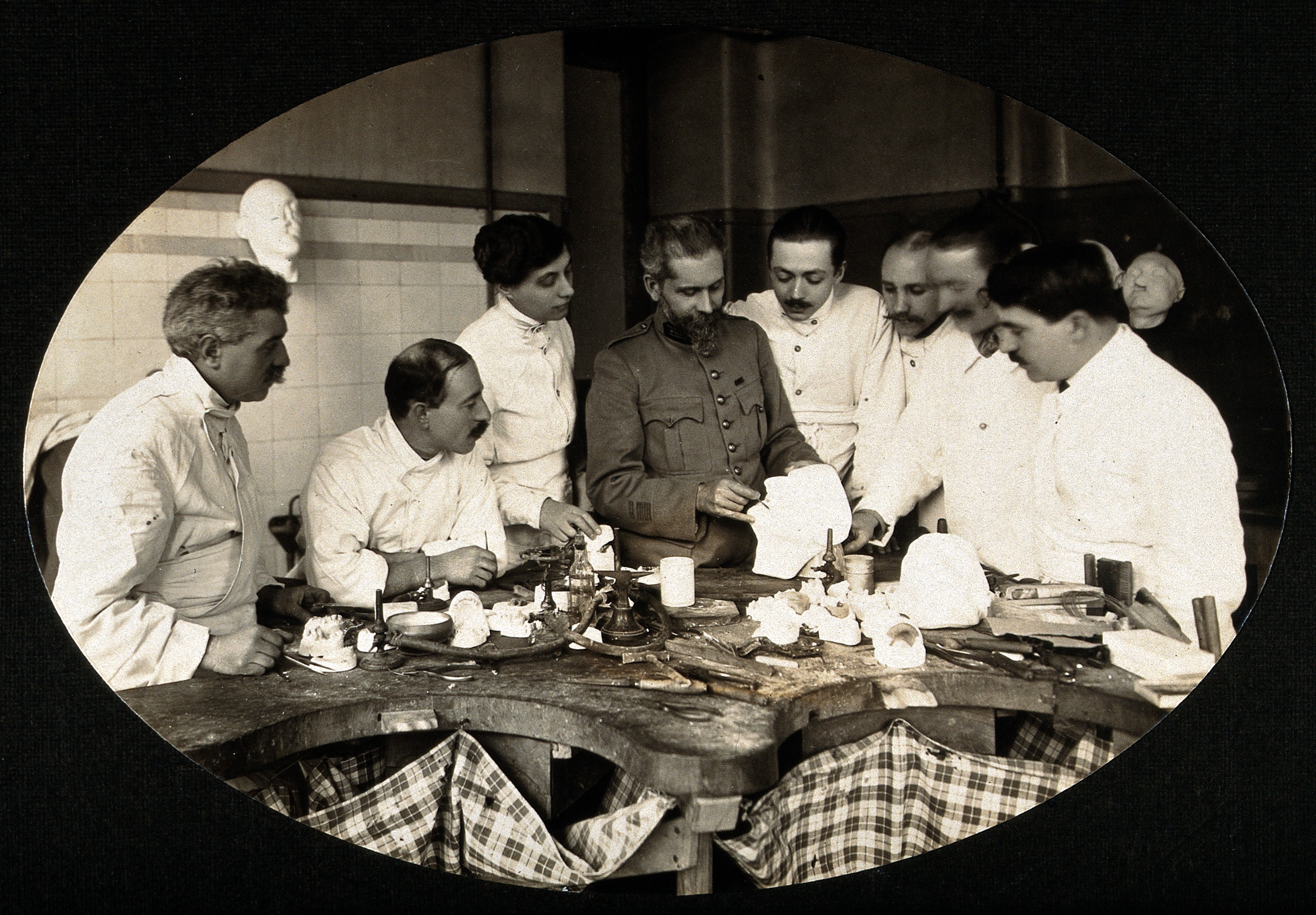 F. Lejars demonstrating operation techniques. Photograph by Wellcome V0028222