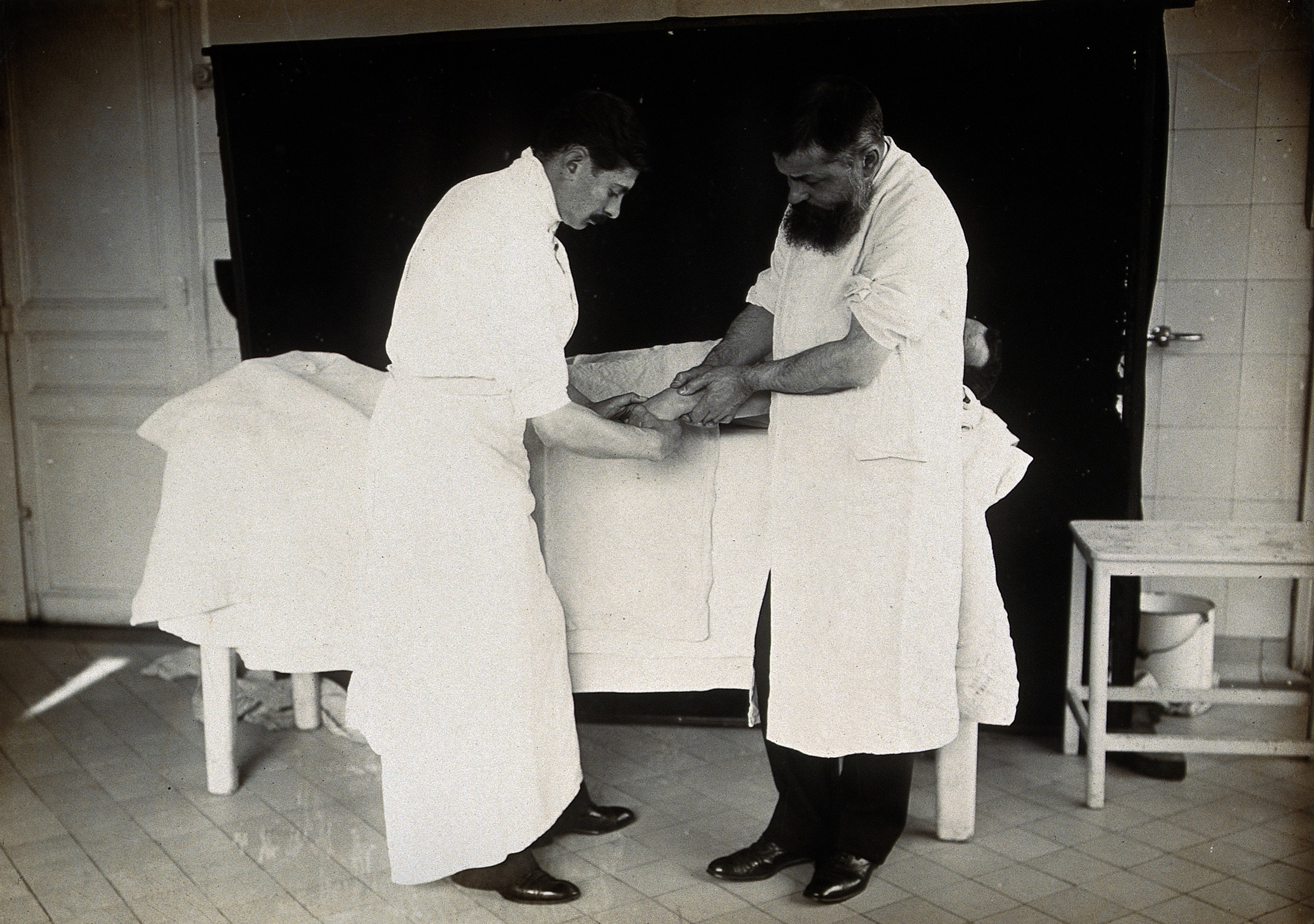 F. Lejars examining a patient. Photograph by E. Guillot. Wellcome V0028223