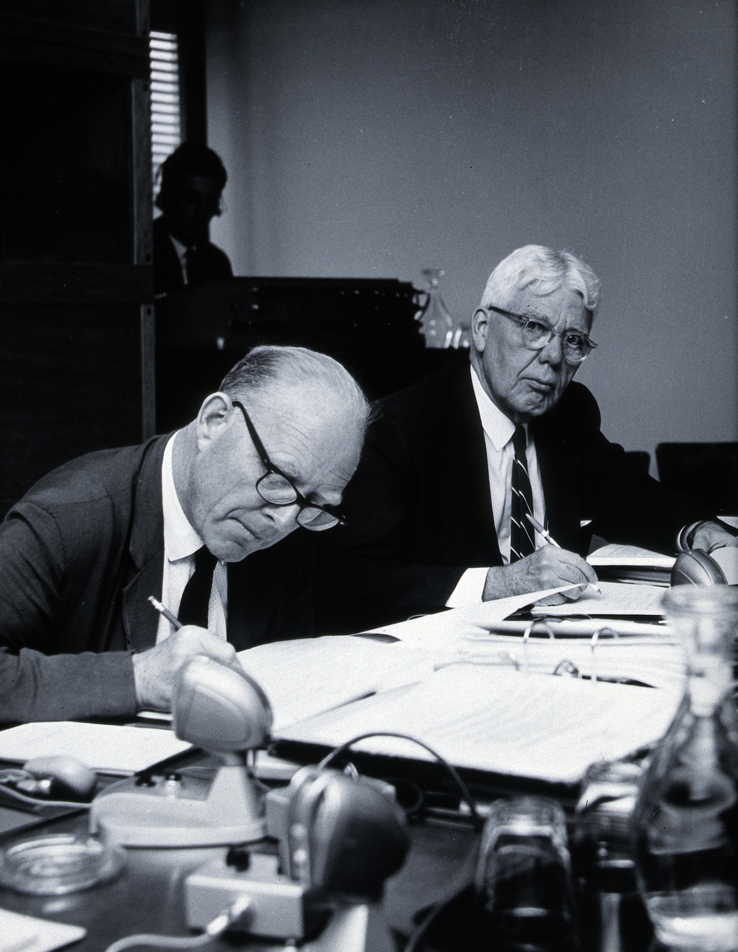 Garrett-Jones and J. Andrews. Photograph. Wellcome V0028101