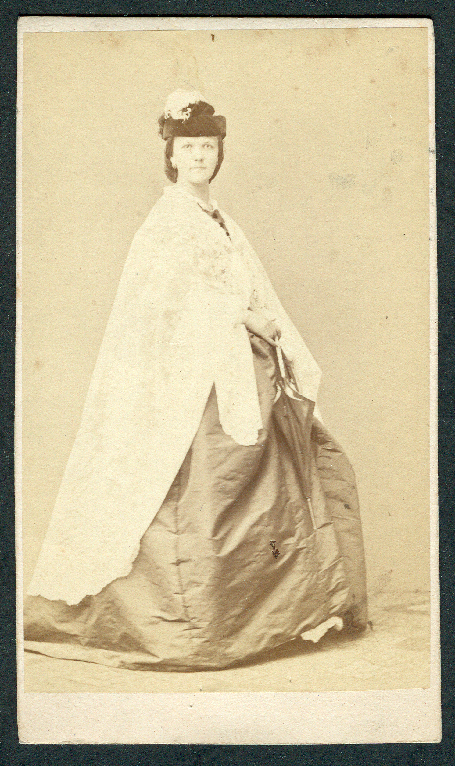 Gebrüder Siebe Breslau Alte Taschenstraße 10 und 11 CDV junge Dame Olga ... mit Krinoline um 1865 Bildseite