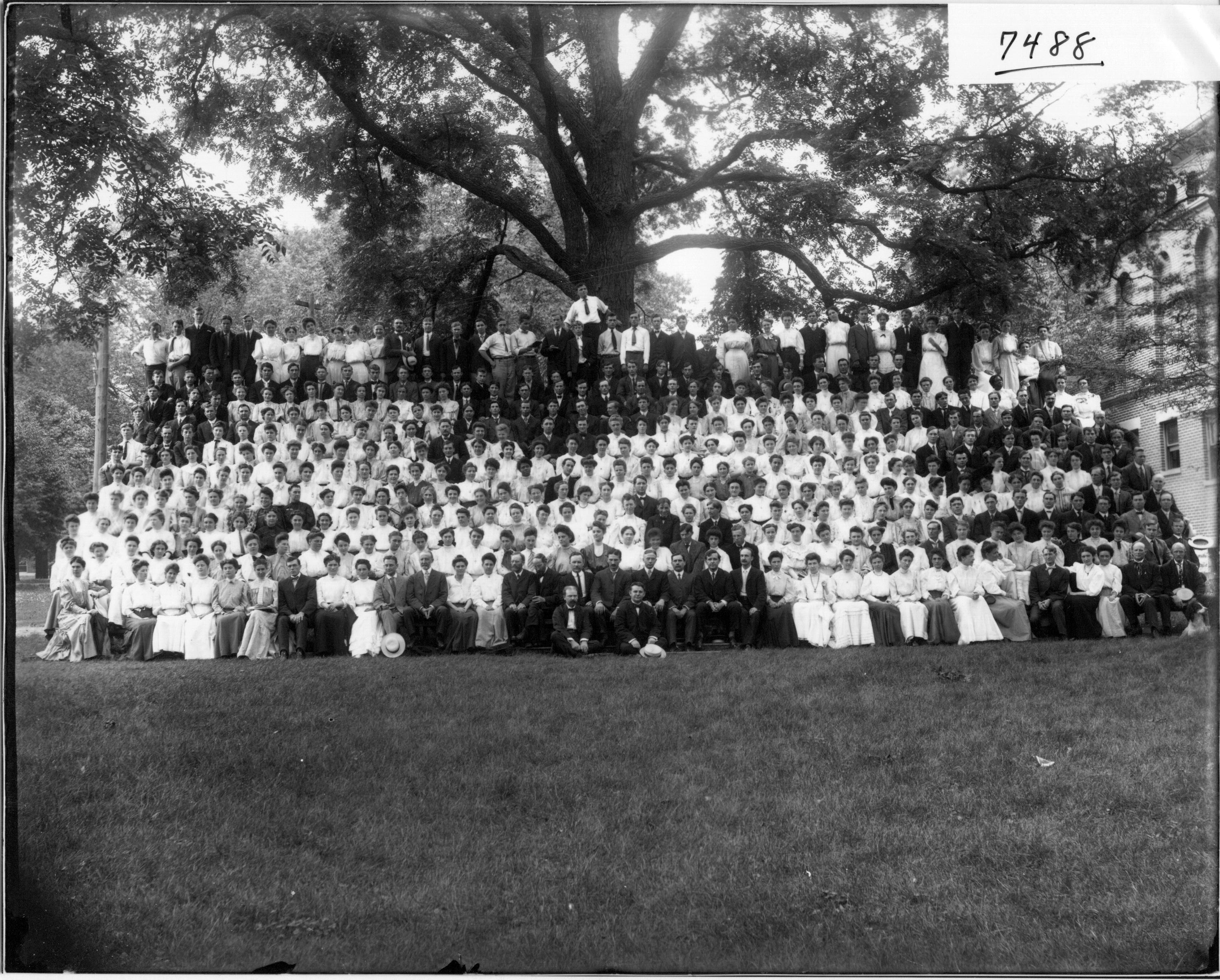 Group portrait of summer school students 1906 (3191481349)