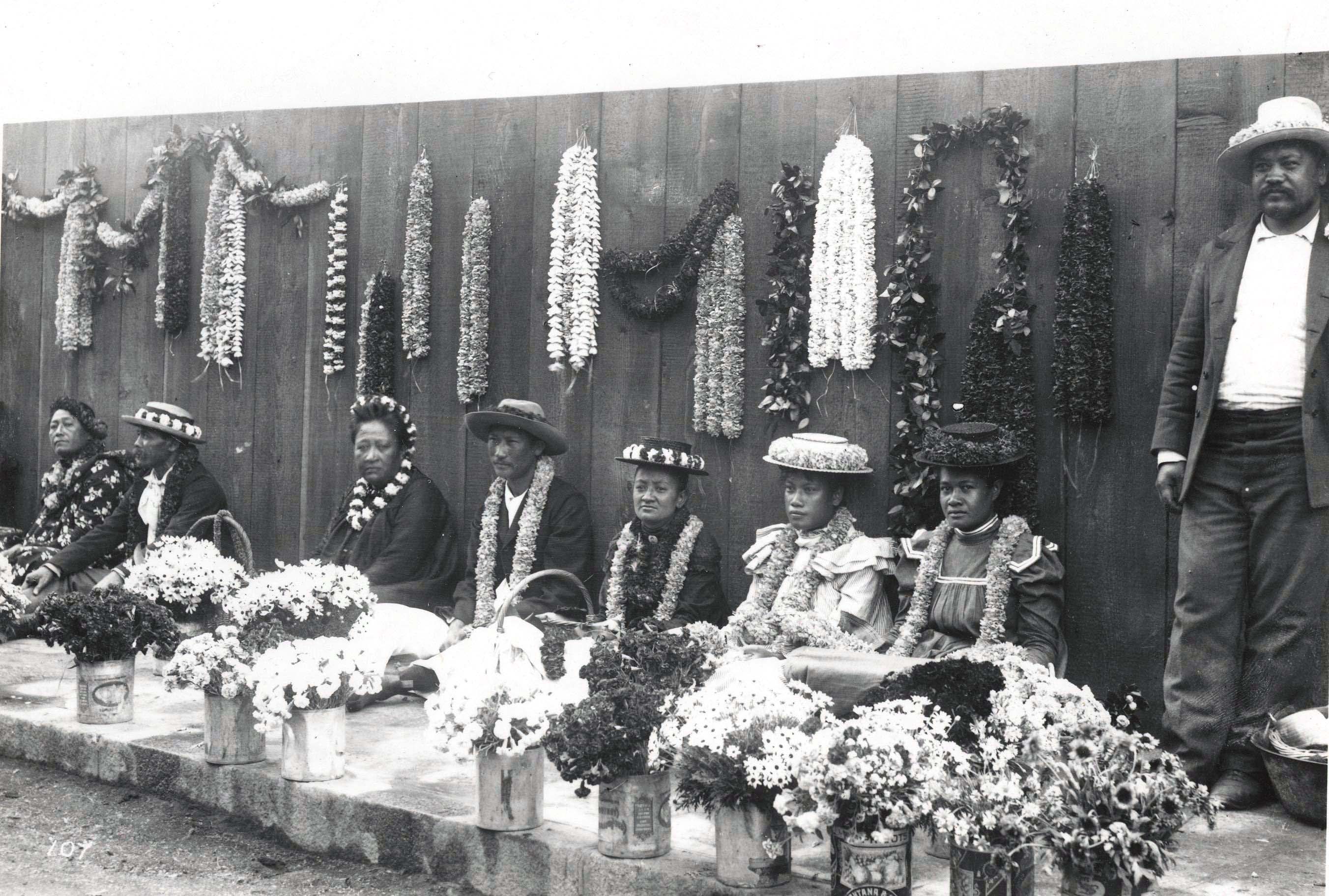 Hawaiian lei venders, c. 1901