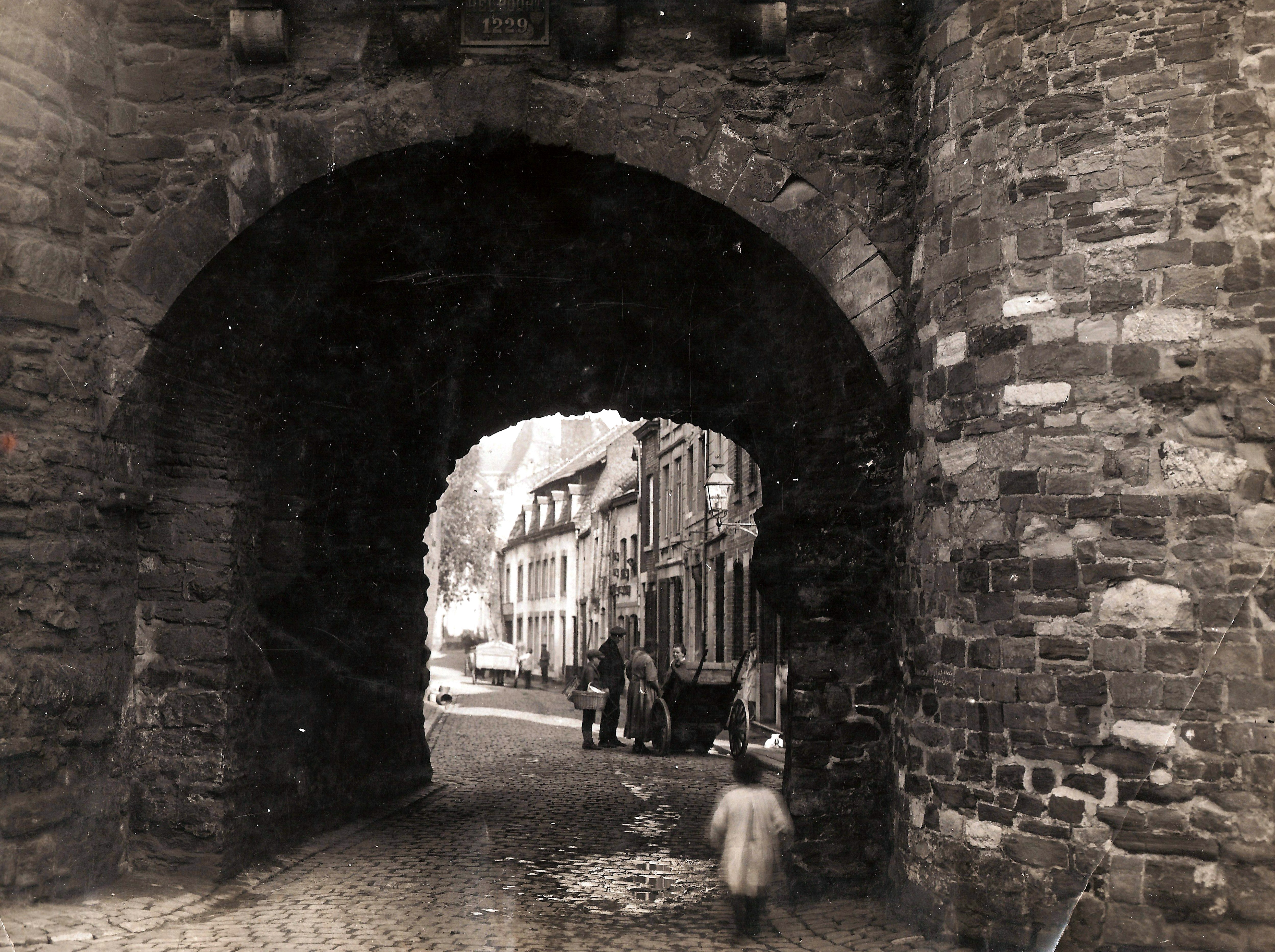 Helpoort Maastricht, see-through through Helpoort into Sint Bernardusstraat, Maastricht; early 1930s