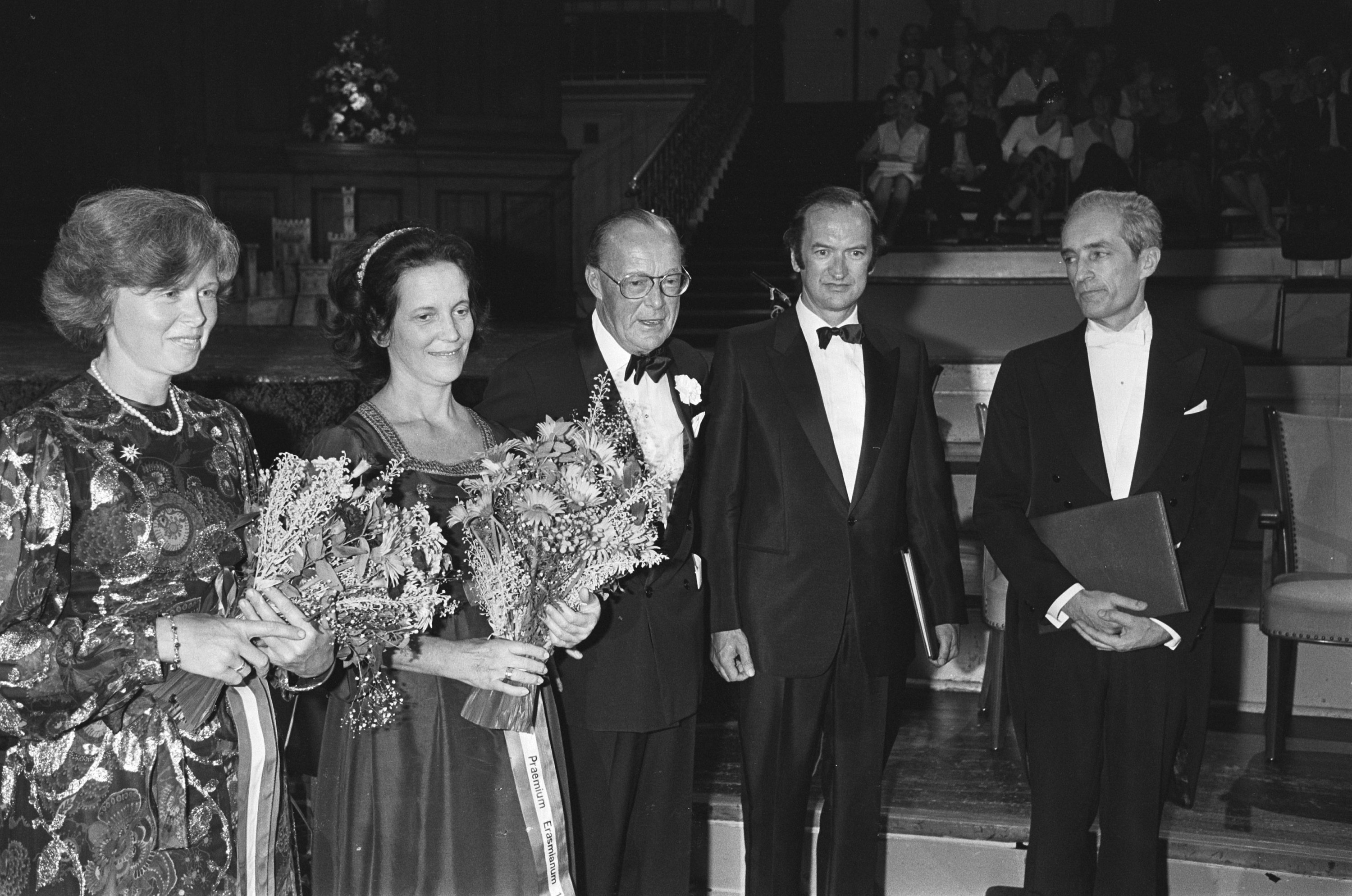 In Concertgebouw. V.l.n.r echtgenotes van de laureaten, prins Bernhard, de laureaat Nikolaus Harnoncourt en laureaat Gustav Leonhardt