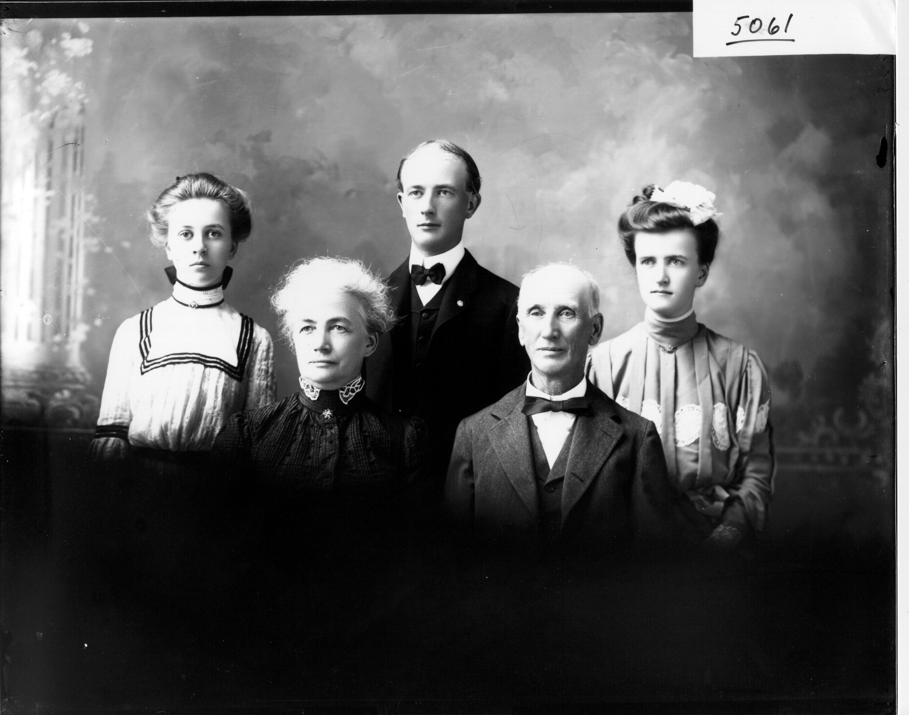 J. A. Welsh family portrait 1902 (3191762029)
