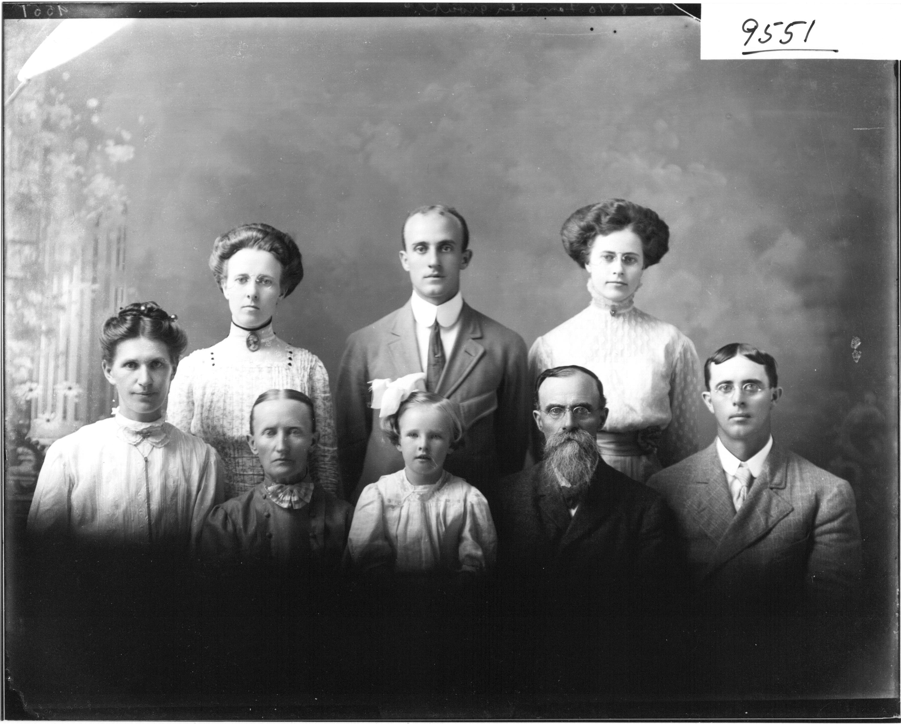 J. J. Lee family portrait 1909 (3191802905)
