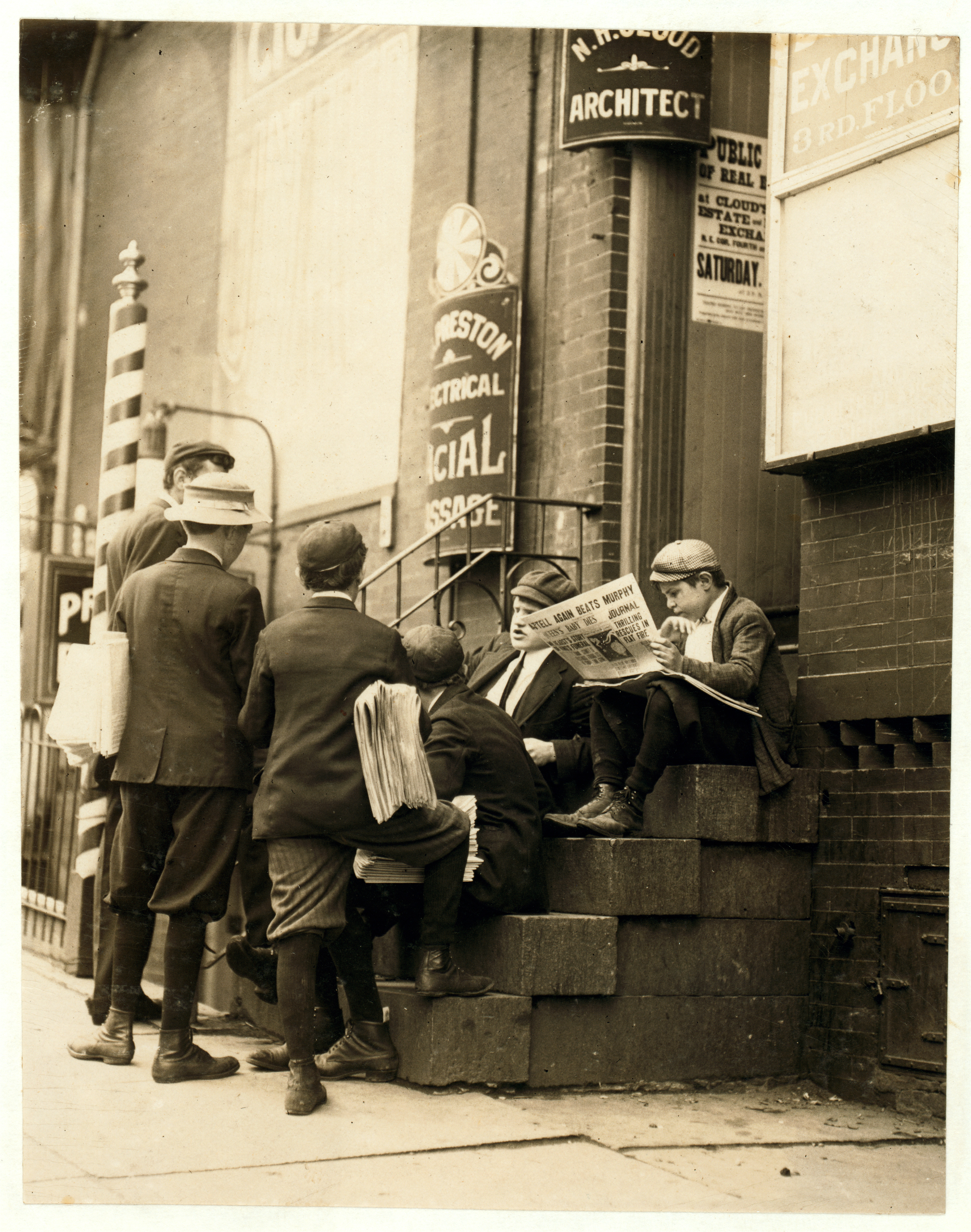 Lewis Hine, Newsboys on a stoop, Wilmington, Delaware, 1910