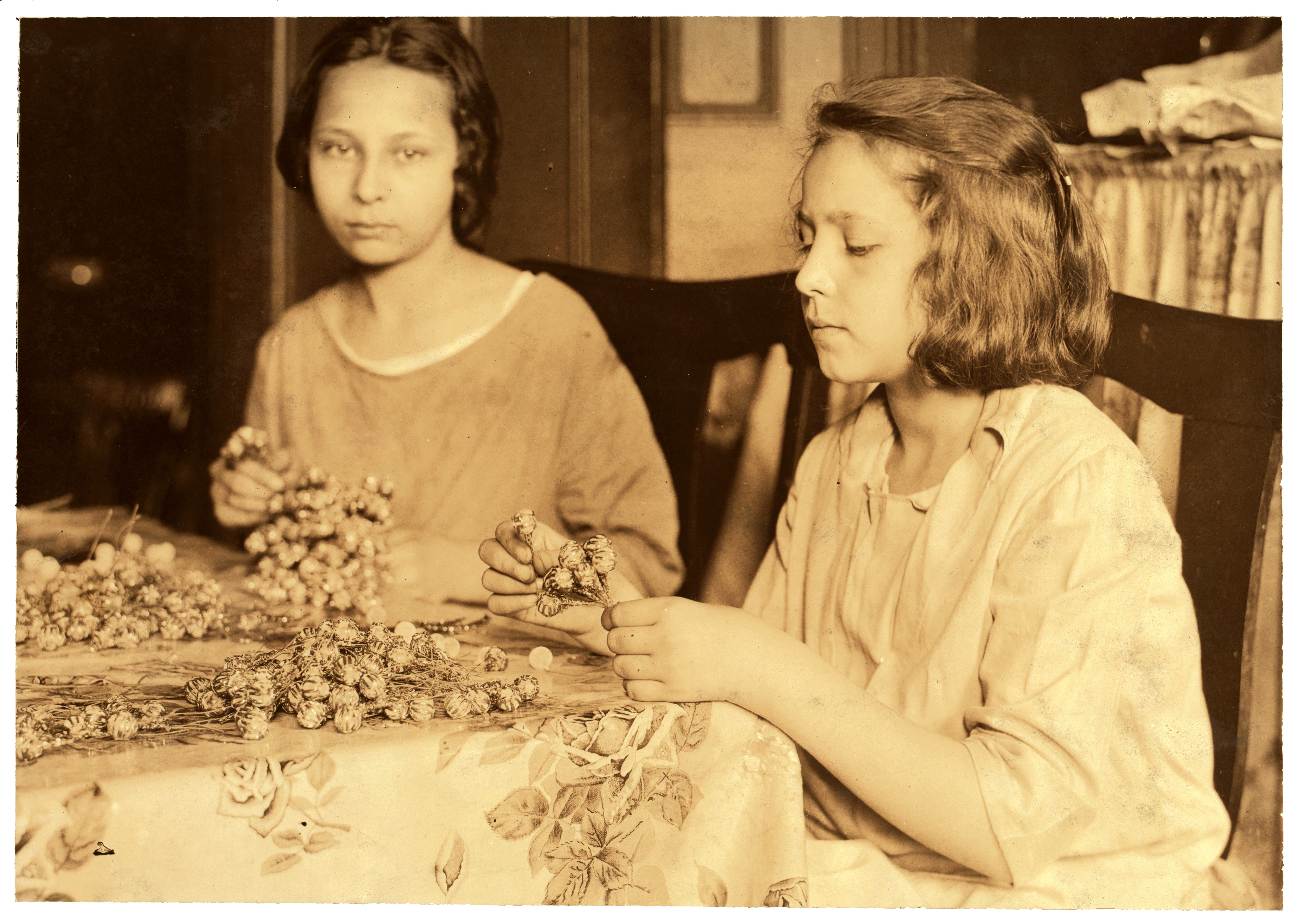 Lewis Hine, Two girls assembling paper flowers, New York, 1924