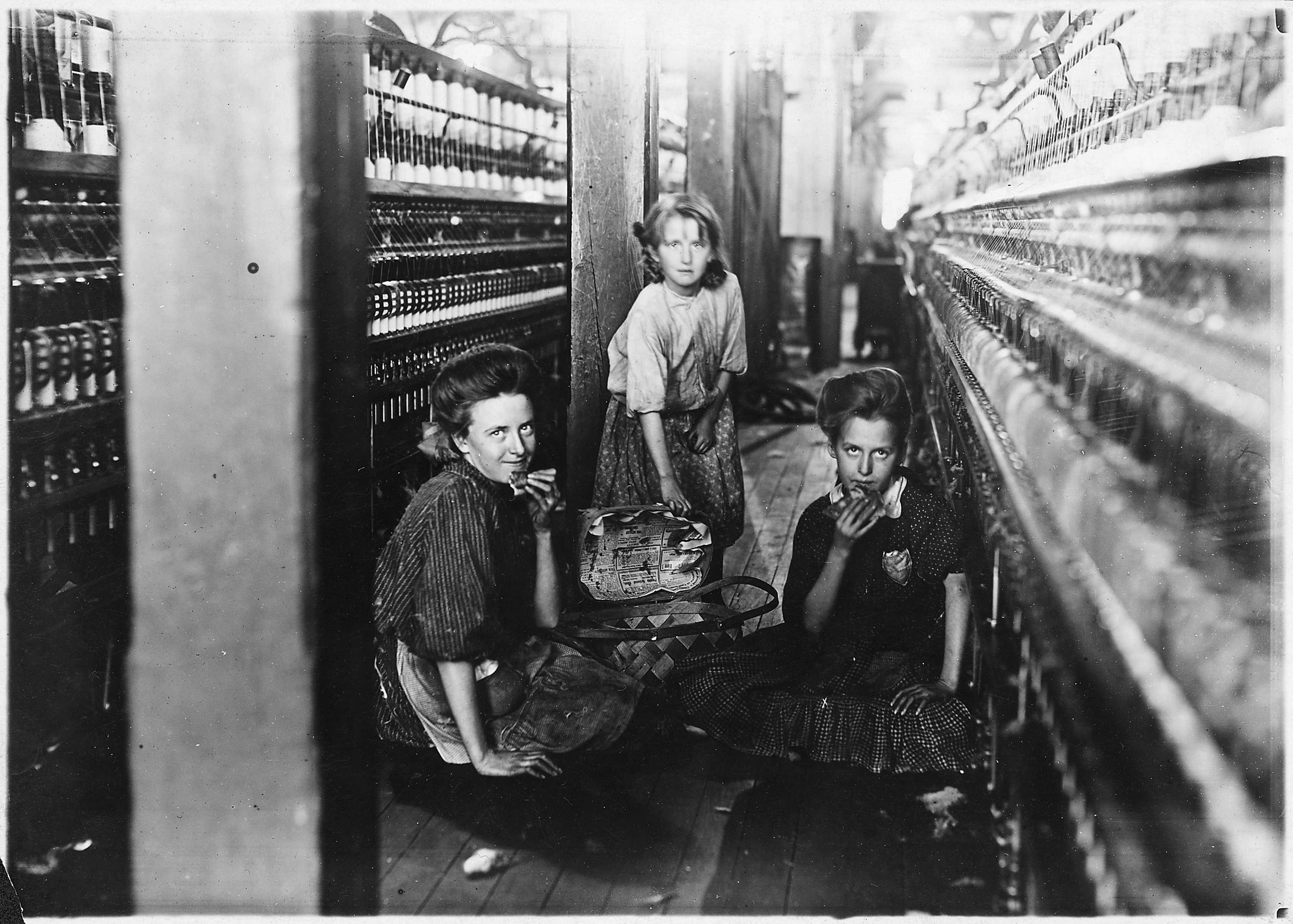 Lunch time, Kelser Mfg. Co. The little one carries the lunch. Usually the hands all go home to dinner. Salisbury, N.C. - NARA - 523138