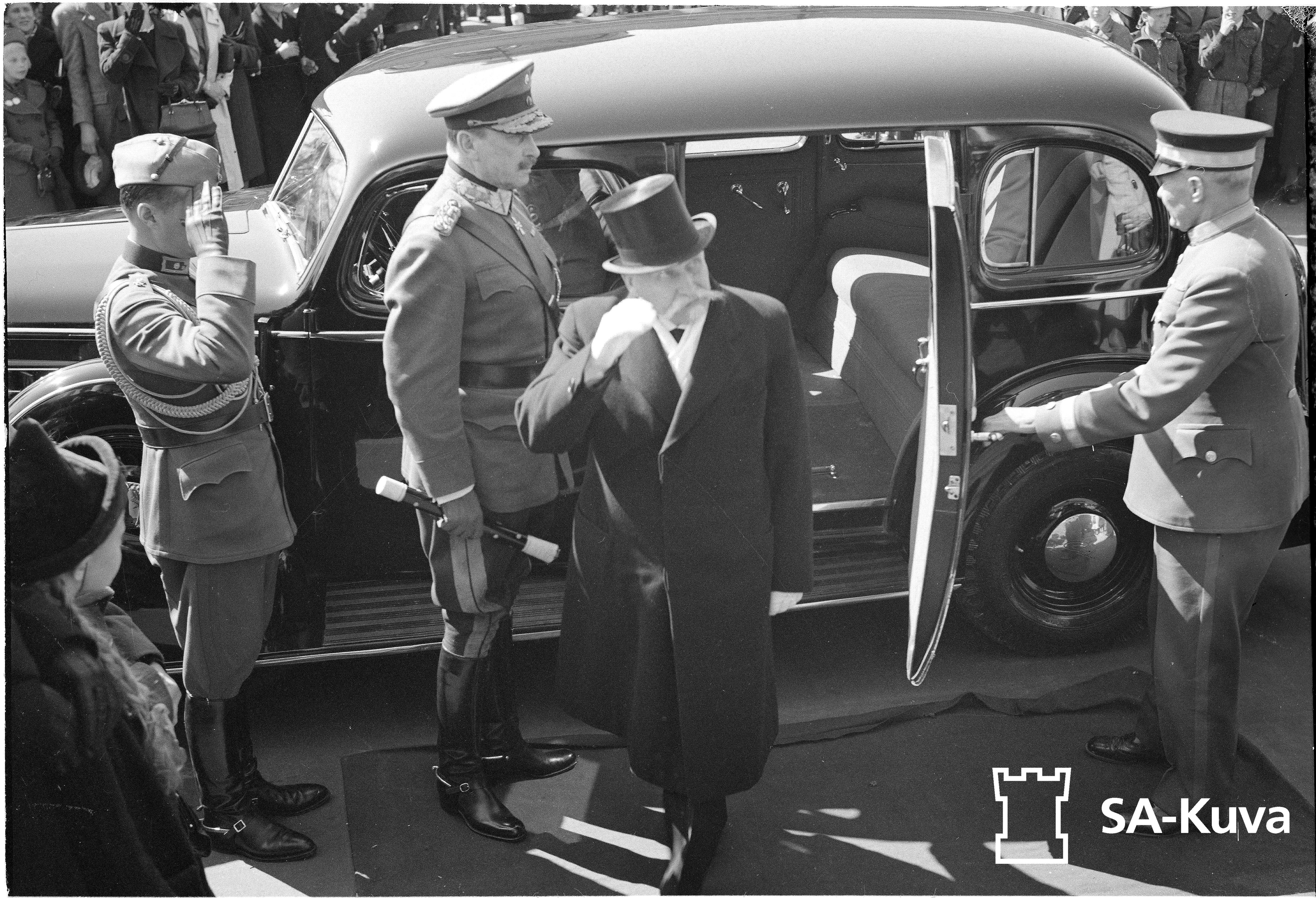 Mannerheim astuu autosta