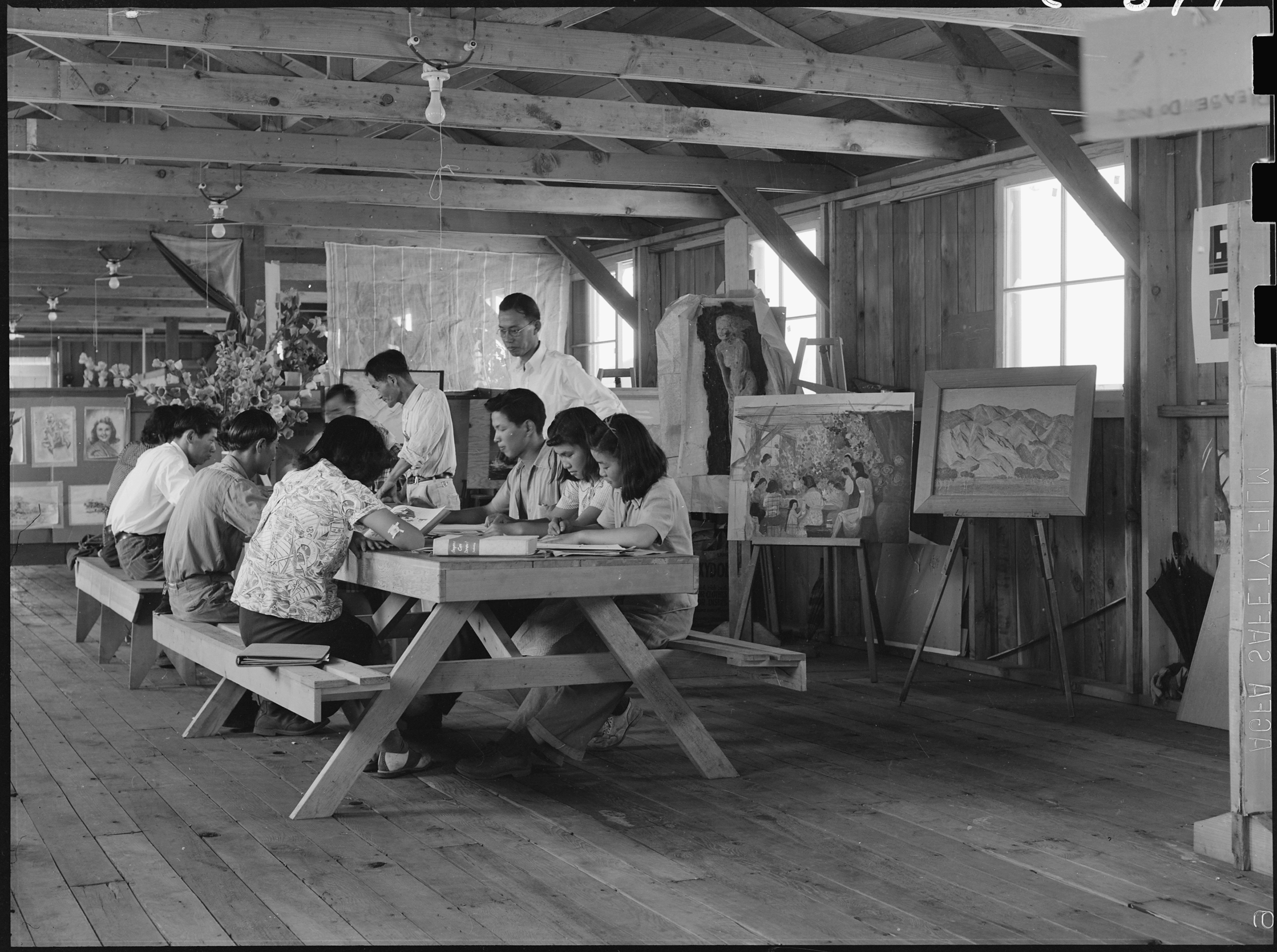 Manzanar Relocation Center, Manzanar, California. Class is being held in the Art School at this War . . . - NARA - 538179