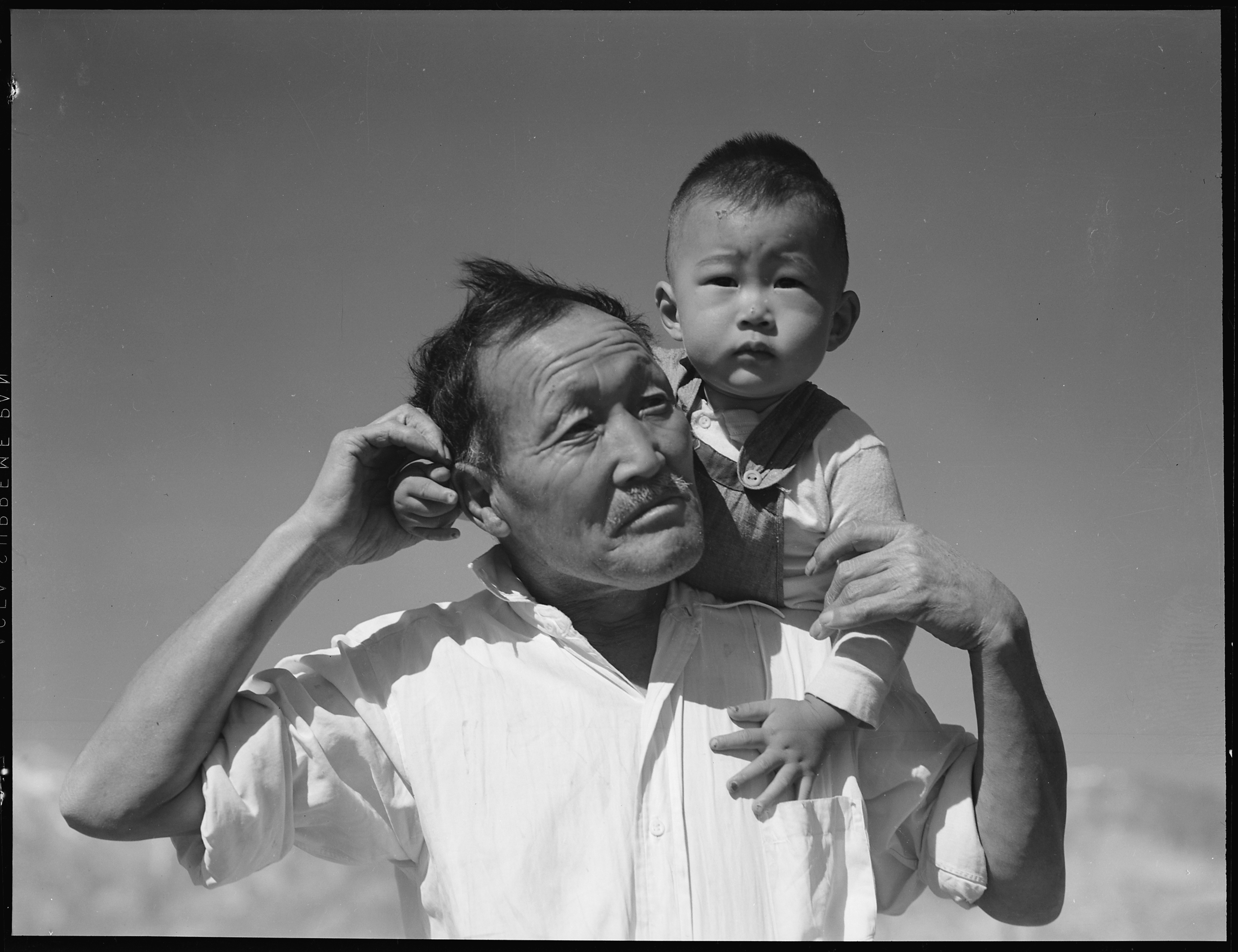 Manzanar Relocation Center, Manzanar, California. Grandfather and grandson of Japanese ancestry at t . . . - NARA - 537993