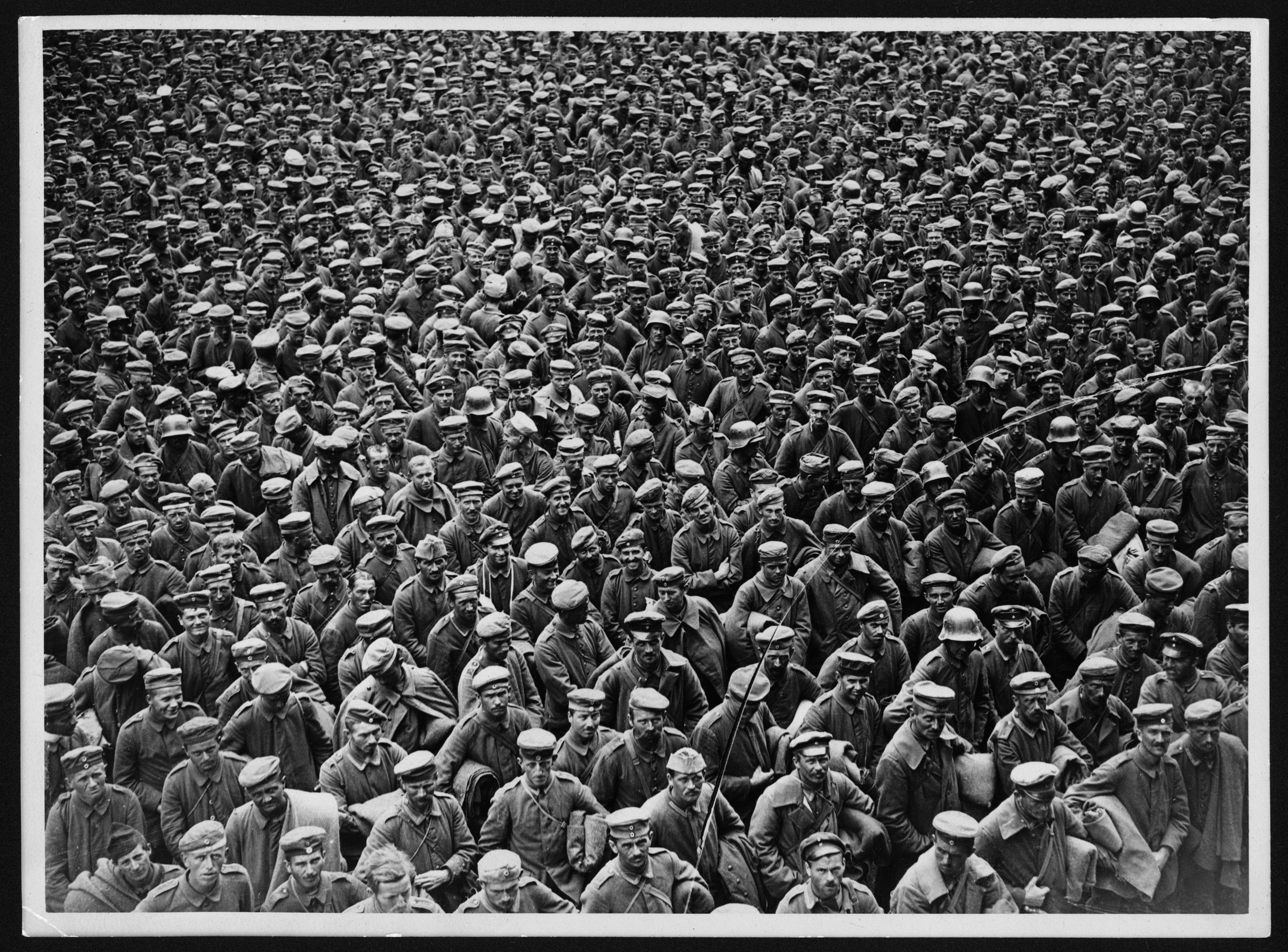 Massed German prisoners, France, during World War I (3017147916)