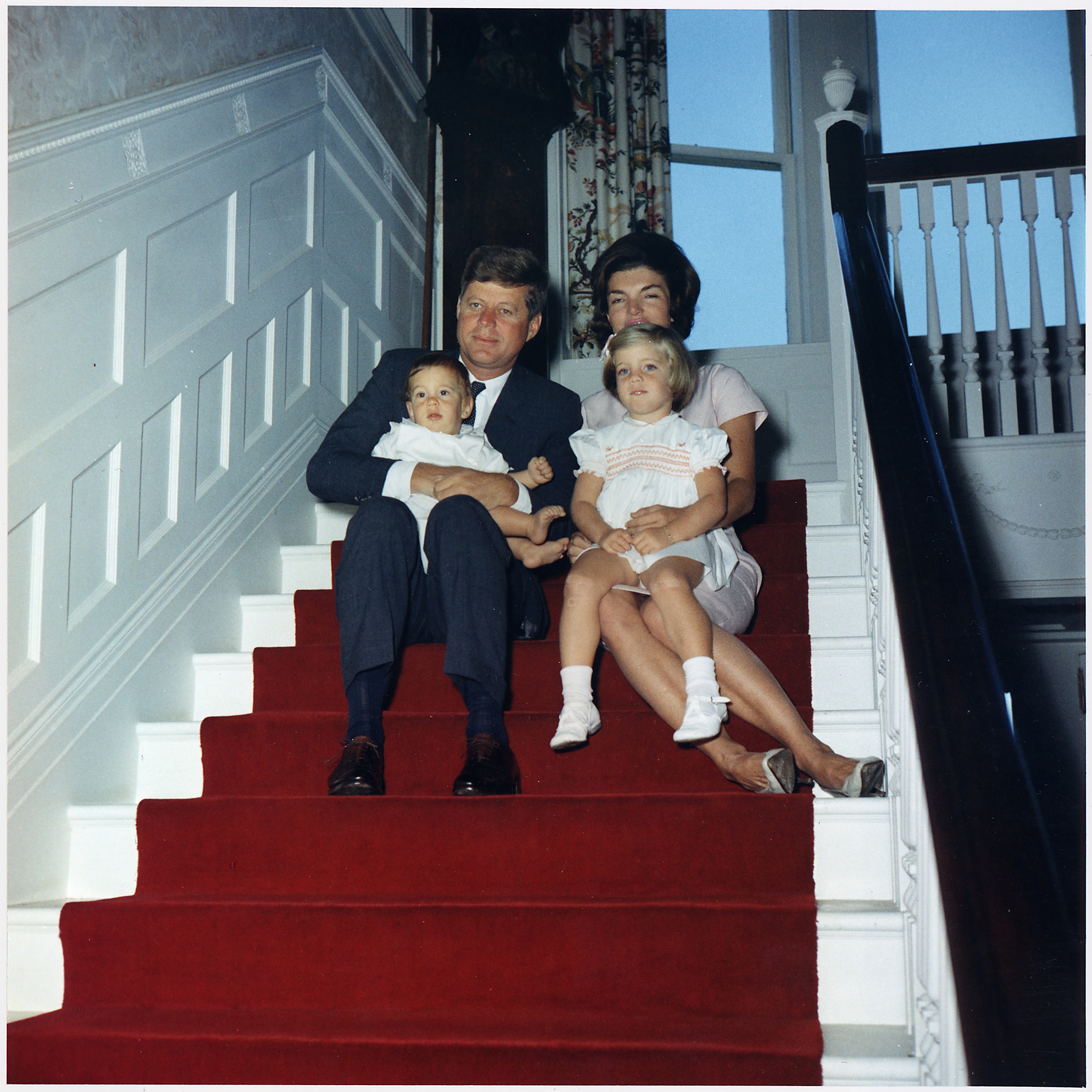 President Kennedy and family. President Kennedy, Mrs. Kennedy, John F. Kennedy, Jr., Caroline Kennedy. Newport, RI... - NARA - 194202