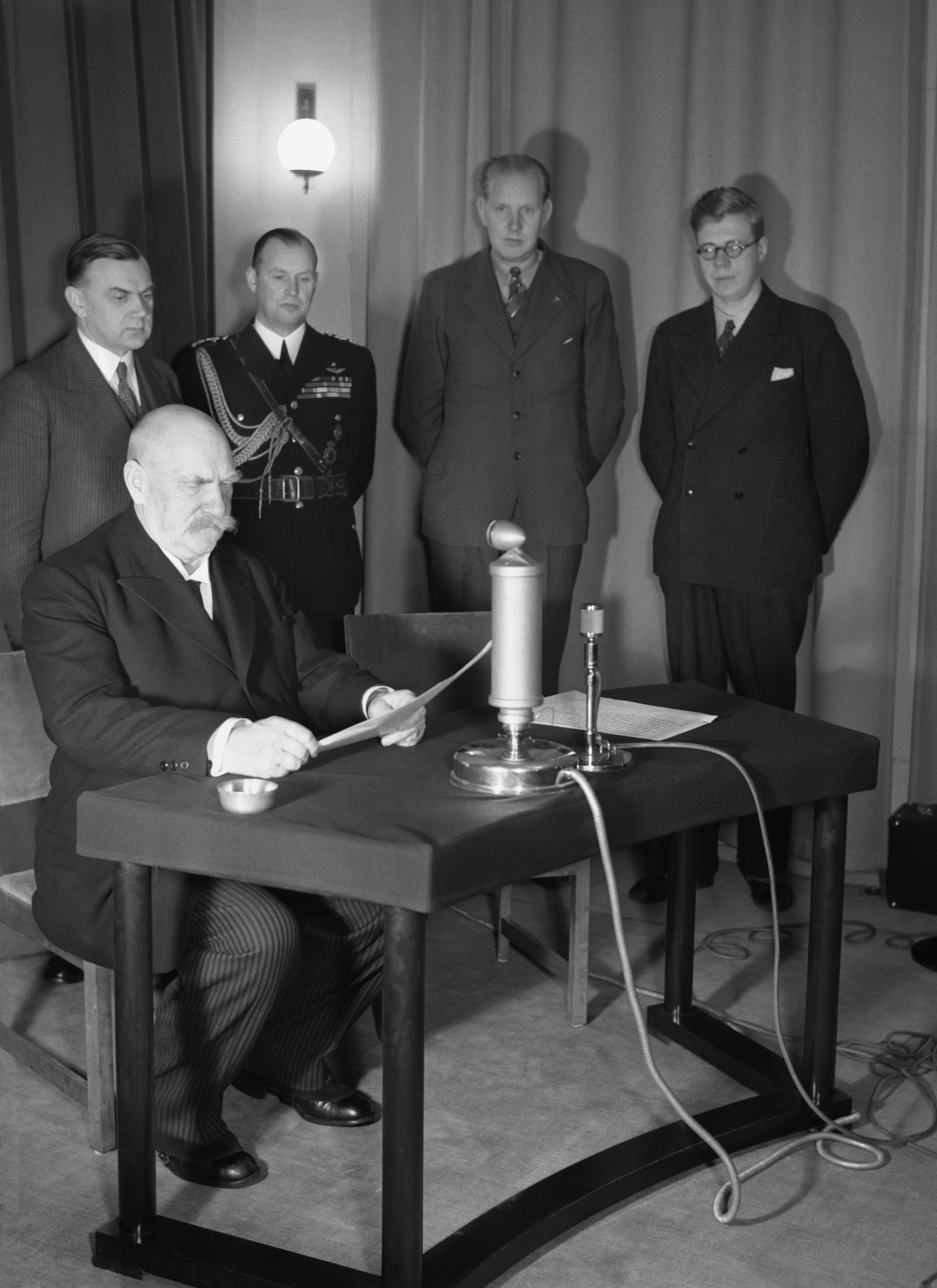 President Pehr Evind Svinhufvud speaking in a radio studio in Yleisradio's headquarters in Fabianinkatu, 1936.