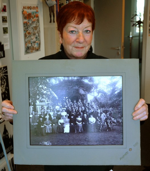1900 circa Theodor Harder & Söhne, Gruppenfoto in Celle, von der Fotografin Ilse Paul zum Einscannen im Wikipedia-Büro Hannover