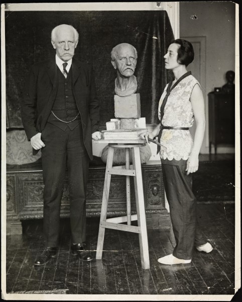 2a118. Fridtjof Nansen står modell til en byste laget av billedhuggerinnen Fausta Vittoria Mengarini (16199218448)